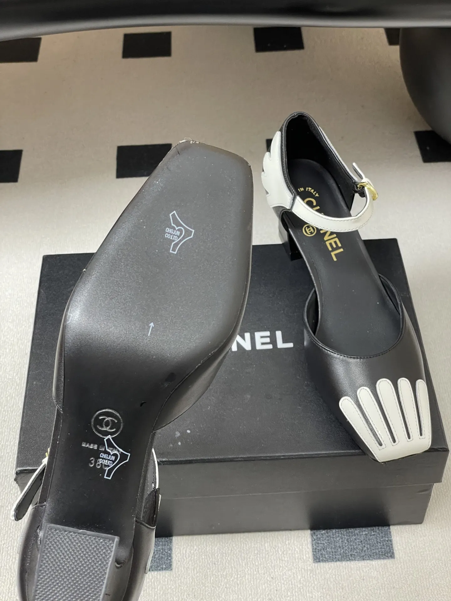 p290- 26ss春夏新款Chanel香奈儿 26a小香方头双拼色中空高跟凉鞋新颖条纹粗跟高跟单鞋 方头设计:优雅显瘦,拉长腿部线条粗条纹装饰:甜美可爱,增添女性魅力高跟设计:显高显瘦,展现优雅气质百搭耐看,适合各种场合 搭配职业装,展现职场女性的优雅与干练搭配晚礼服,成为全场焦点 搭配连衣裙,展现浪漫柔美的一面搭配牛仔裤,轻松驾驭休闲风格 无论是日常通勤还是参加派对,它都能让你轻松应对,展现优雅气质 鞋面:羊皮/牛漆皮 内里垫脚:羊皮 跟高:6cm 鞋底:意大利真皮大底 码数:35-39(40.41定做不退换)