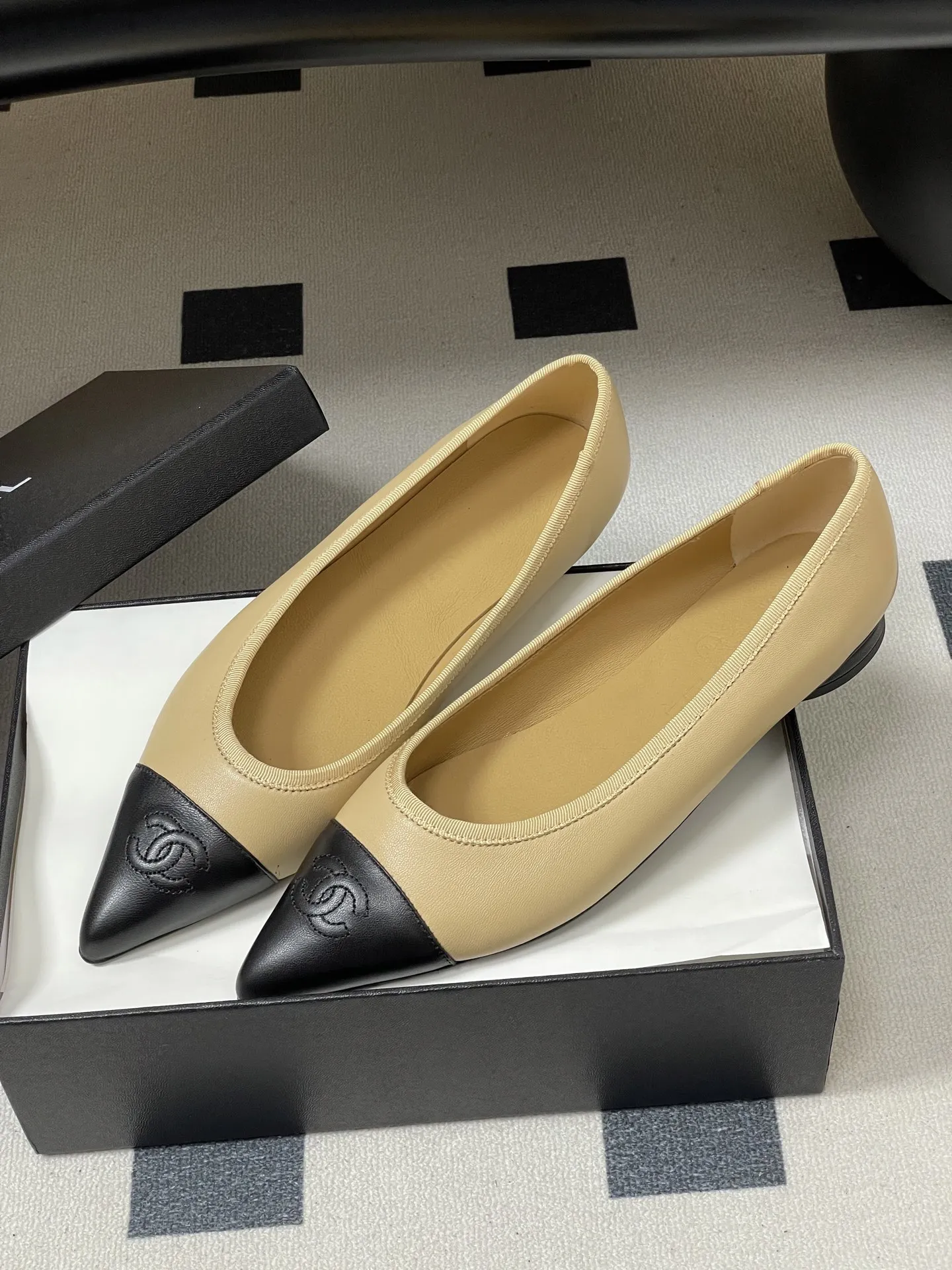 p270- 2026春夏新款Chanel小香26P尖头芭蕾舞鞋经典双拼色电绣双C平底单鞋 这款尖头有吸引到我 很喜欢鞋头的形状。以拼色美学重塑经典格调。细腻小羊皮与质感面料碰撞,撞色纹路勾勒出层次美感,复古与现代在此交融,标志性双C标识低调点缀鞋头,自带品牌辨识度与高级感。尖头设计微宽不挤脚,既拉长腿部线条显纤细,又兼顾行走舒适度,不管是搭配西装裤的职场通勤,还是配连衣裙的法式约会,都能以优雅姿态踏出每一步,成为造型中的点睛奢品! 鞋面:小羊皮 内里垫脚:羊皮 鞋底:意大利真皮大底 码数:35-39(40.41定做不退换)