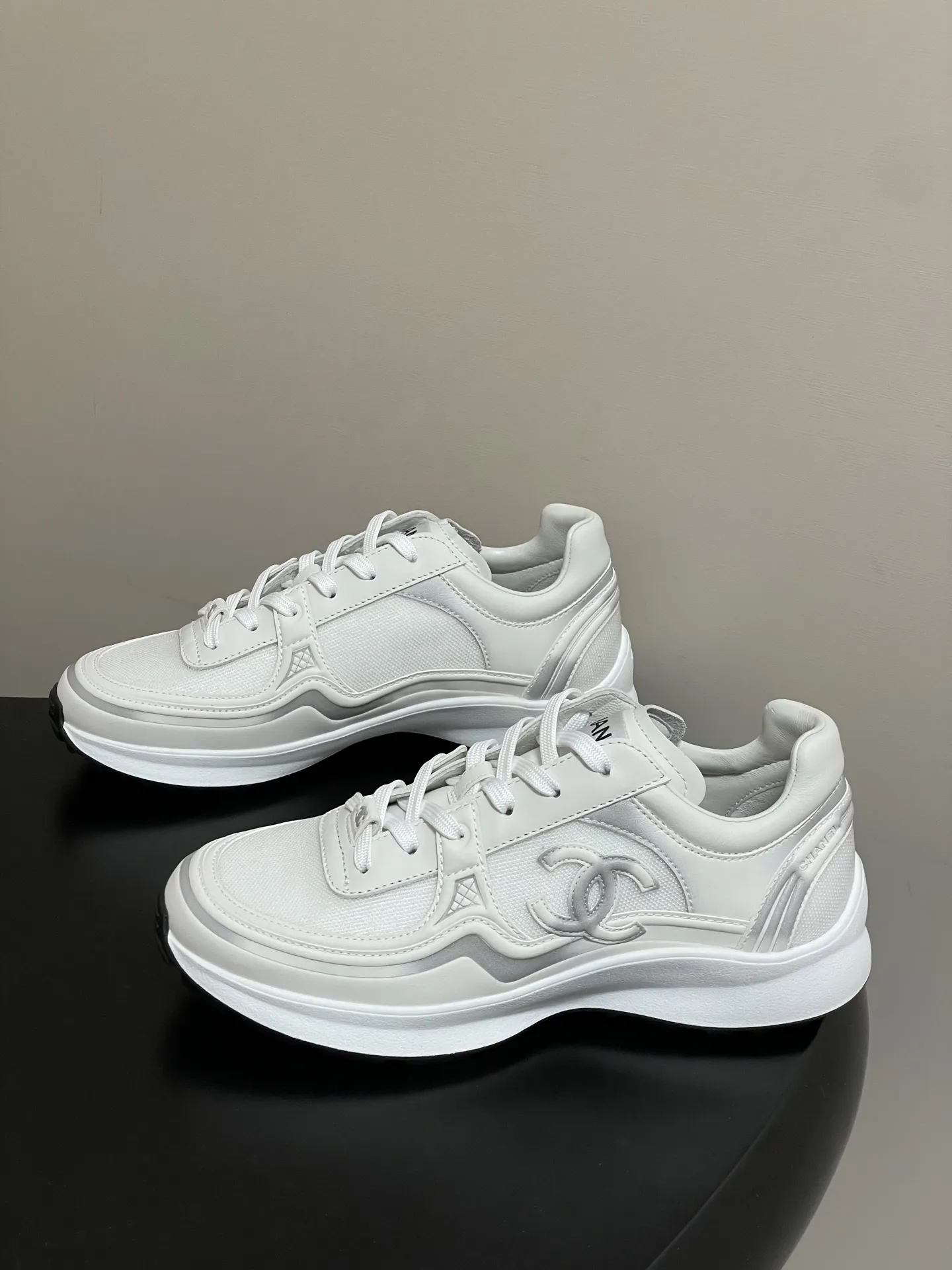 p380-莞产(配高档飞机盒✈️) Chanel 小香26C专柜早春秀款 断货王炸款! 最新🆕渐变双C网面运动鞋 白色透气网纱面休闲鞋厚底老爹鞋 Chanel的白色运动鞋是品牌的经典单品之一,以其优雅与舒适兼备的特点,深受全球时尚人士的喜爱。它们完美融合了香奈儿的标志性元素与运动休闲风,侧面镂空设计,双C Logo在鞋头或鞋侧。线条流畅,非常显脚瘦,百搭且舒适。优质皮革+经典双C Logo,简约又有辨识度。厚底设计,穿着舒适还能悄悄增高,日常通勤、逛街都超适合👟白色百搭,牛仔裤、裙装都能轻松驾驭,时尚又实用!26C系列延续香奈儿精致工艺,耐穿又时髦,是潮流爱好者必入单品 鞋面:定制小牛皮拼接网纱 内里垫脚:1:1科技面料保暖性透气性 鞋底:原版开模TPU组合大底(鞋底厚实有弹性,带有防滑齿纹) 码数:35-39(40定做不退换)