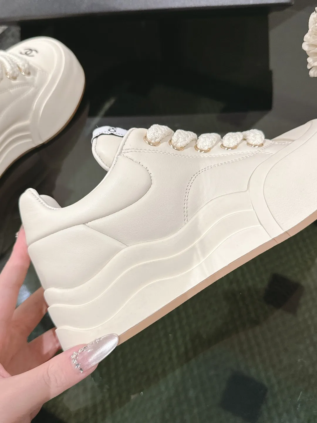 Chanel 25C 春夏专柜新款休闲运动鞋 天花板顶级品质[得意] 这款靴子真的是小个子福星，厚底5cma 更精致一点 ，显腿瘦，关键是上脚很舒服 鞋面：进口牛皮 内里：羊皮里 大底：正品开模tpu大底～跟高5cm Size：35-40（41订做不退换）单鞋P300