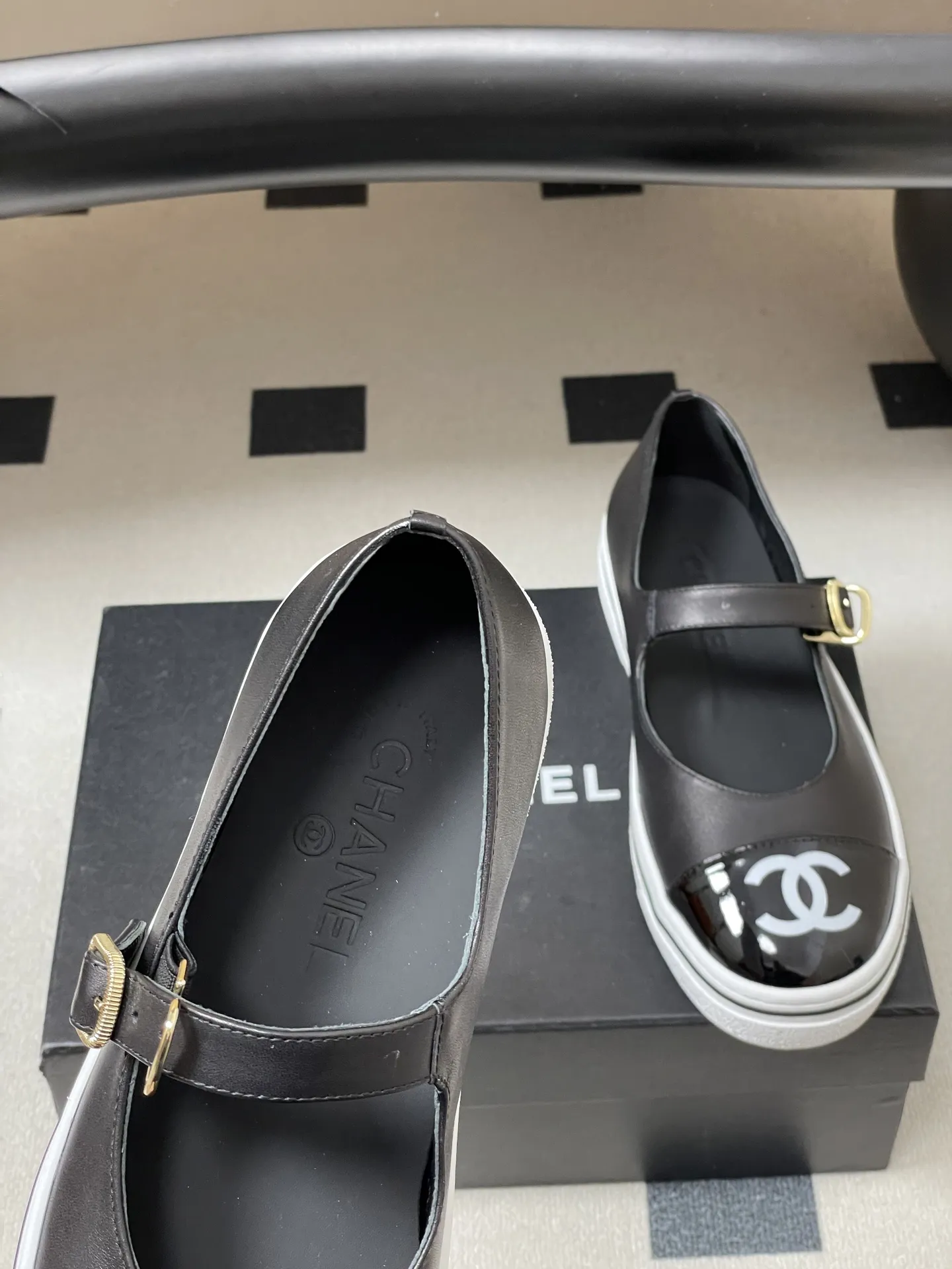 p260- 2026早春新款Chanel 小香26P 休闲玛丽珍奶奶鞋经典大双C logo拼色浅口单鞋 26P爆款果然名不虚传,又美又好穿,这波必须冲! 第一眼看似普通 上脚效果直接拉满 完全超出预想 超美 超舒服 试穿直接被拿捏,脚感轻软到像踩在云朵上,走路不累、支撑感满分。 日常暴走都毫无压力,颜值与舒适度双在线的王炸款! 经典配色 ➕双C 大Logo 随意一搭 高级感满满 设计师大胆的将休闲鞋底➕时装小单鞋的鞋面 完美融合在一起 保留了舒适的同时又将甜酷风演绎得淋漓尽致 随便一搭 立马跃升为时尚达人! 鞋面:定制羊皮 内里垫脚:羊皮 鞋底:开模橡胶大底 码数:35-39(34.40.41.42定做不退换)