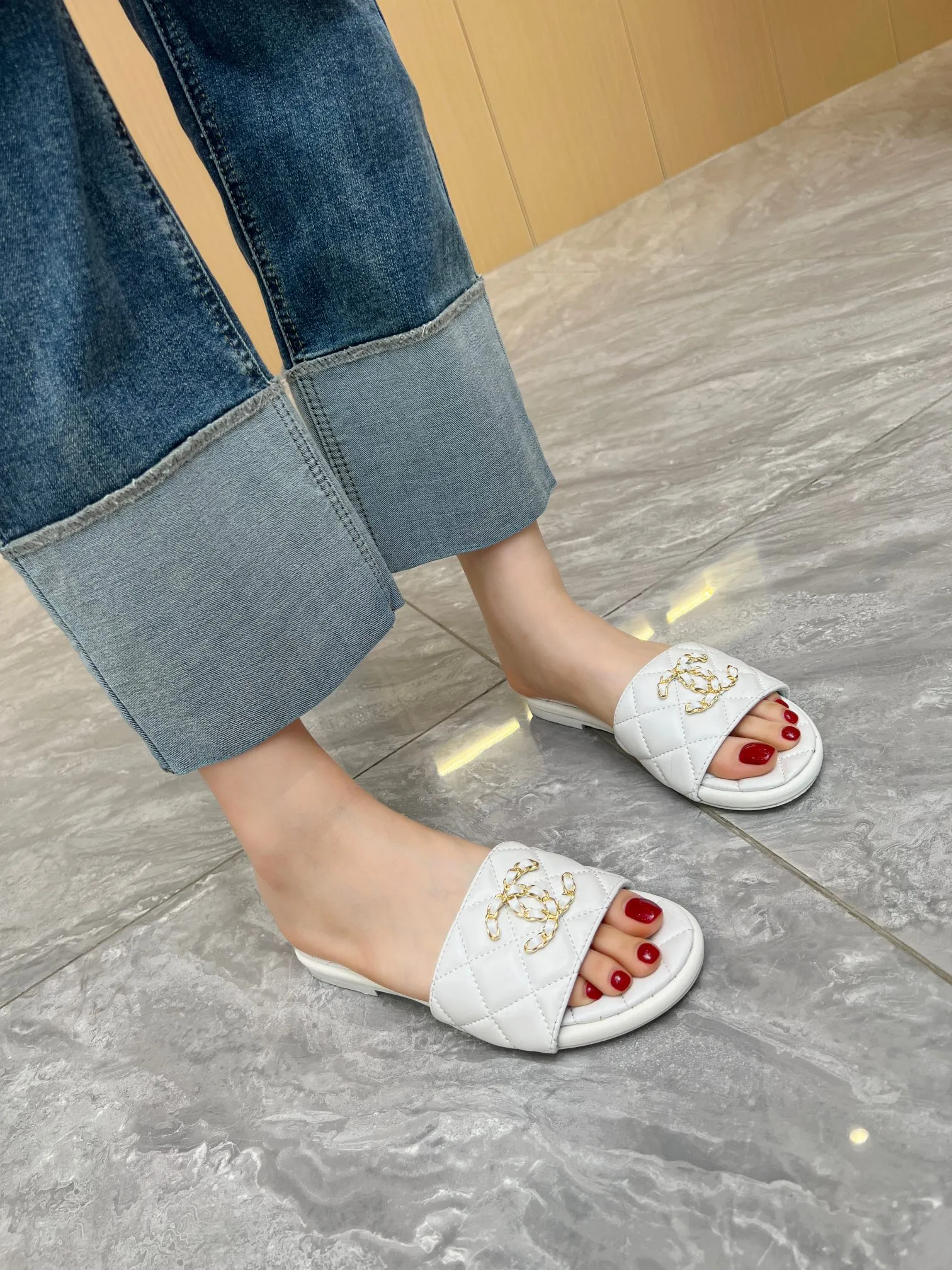 CHANEL2023小香新款经典拖鞋👡 👄原版1:1开模双C logo🧡散发持久魅力小香凉鞋👡生动知性优雅👥衬托出女性独有的美丽👩🦰 面料:羊皮 内里:进口羊皮 垫脚:羊皮,大底:橡胶大底(真皮大底) 颜色:黑色/杏色 /白色,码数:35-40(41-41定制不退不换) 出厂价:真皮大底210,橡胶底170