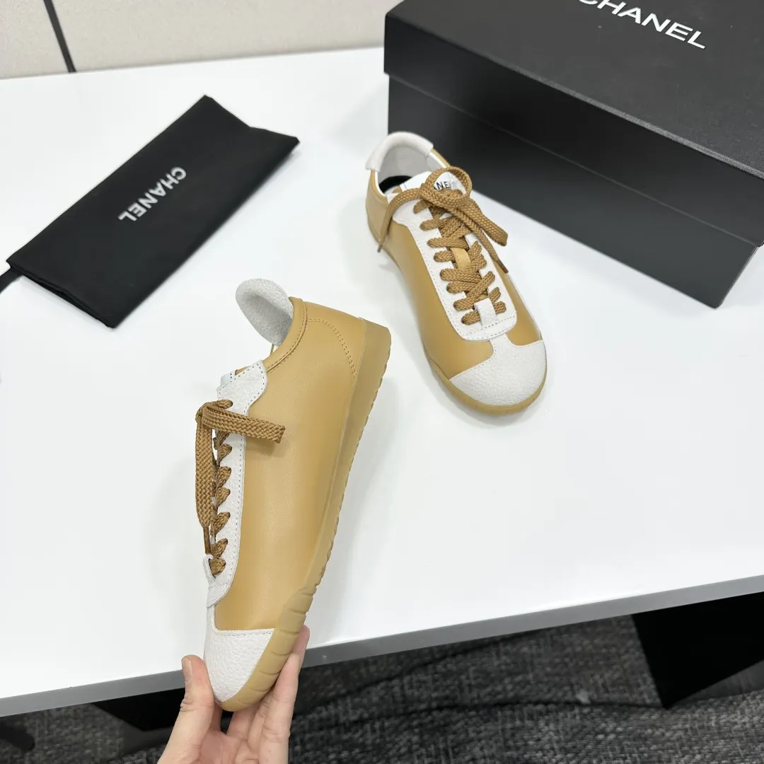 高版本 CHANEL香奈儿新款熊猫板鞋熊猫鞋 香奈儿2026ss火爆熊猫鞋🐼配色厚底休闲运动鞋板鞋 专柜同步 专柜非常火爆 非常难买的一款鞋 全网最火的厚底熊猫鞋 可想而知小香控不可错过的 颜值与舒适并存的 简约百搭小白鞋 厚底增高超级百搭，闭眼入😍谁穿谁好看 鞋面：特殊材质➕头层牛皮 内里：进口网里 大底：原版橡胶大底 码数: 35-40（41 定做 P270