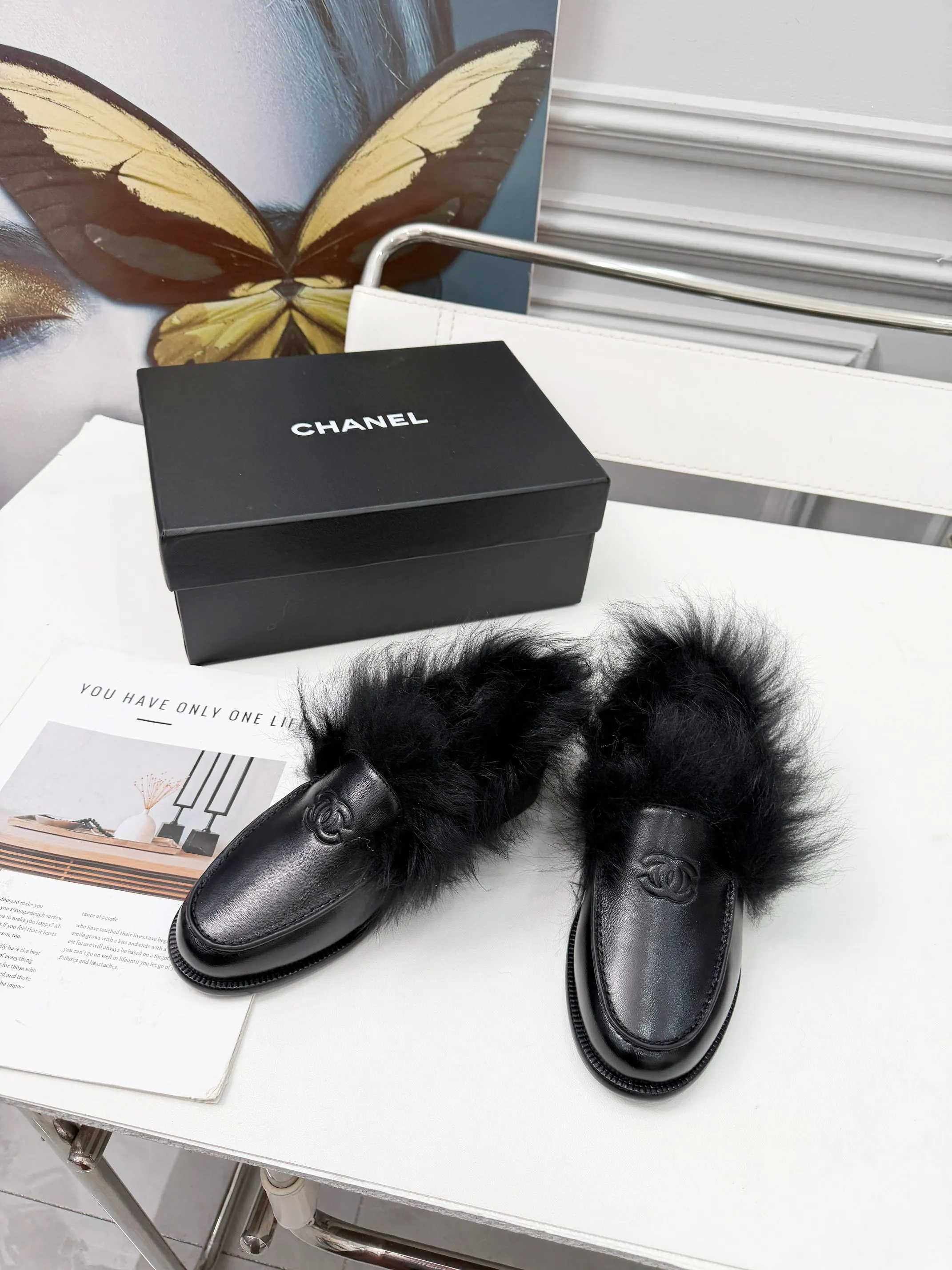 「CHANEL 25N滑雪系列」：毛绒裹住冬意，双C缀满优雅&mdash;&mdash;踩进这双鞋，暖得像把初雪揉进了温柔里 上脚真的好看搭配好了巨时髦 回头率杠杠的 经典耐看简约百搭 鞋面牛皮/麂皮 内里貂毛 真皮大底 35-40，p290
