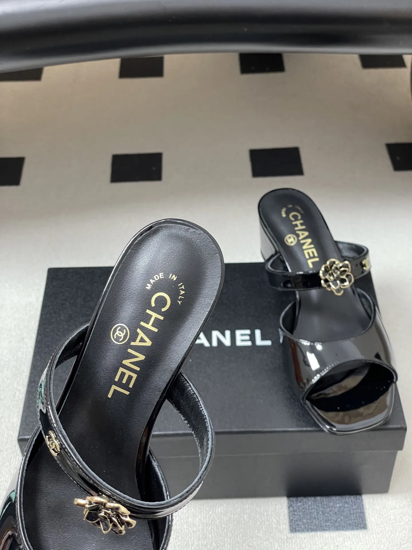 p250- 26Ss春夏新款Chanel 小香26最新走秀款 经典双C扣山茶花一字拖鞋高跟凉拖鞋方头鱼嘴双带粗跟凉拖鞋 C家经典山茶花设计,温柔风一整个拿捏了!夏天该有的气息 一字拖必备单品,上脚慵懒舒适! 每一片花瓣都是皮革手工制作,对于材质毫不含糊,非常注重质感细节的一款。 鞋面:牛漆皮 内里垫脚:羊皮 跟高:7.5cm/4.5cm 鞋底:意大利真皮大底 码数:35-39(40.41定做不退换)