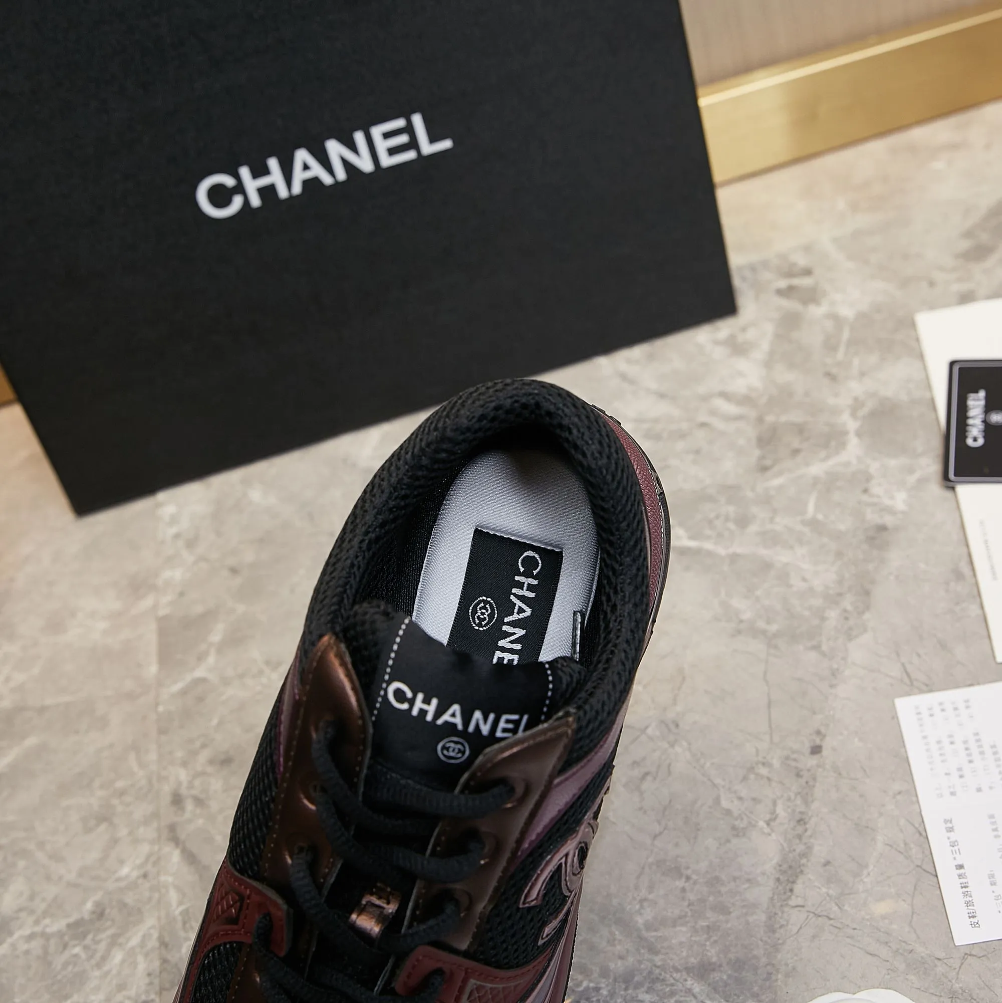 p290Chanel香奈儿&mdash;&mdash;2023专柜顶级休闲款运动鞋 这款经典设计；鞋面多种工艺电绣的风格；大底却时尚运动；不平凡的拥入了多种配色元素&hellip;&hellip; 多元化混搭非常好看百搭，休闲，时尚，运动，户外都能兼顾&hellip;&hellip; ꫛꫀꪝ Go➫ 材料： ❶鞋面采用： 原版工艺制作+特殊布料 ❷内里采用： 原版进口透气网 ❸大底根据： 原版TPU组合大底 专柜精品包装全套男女35&ndash;46