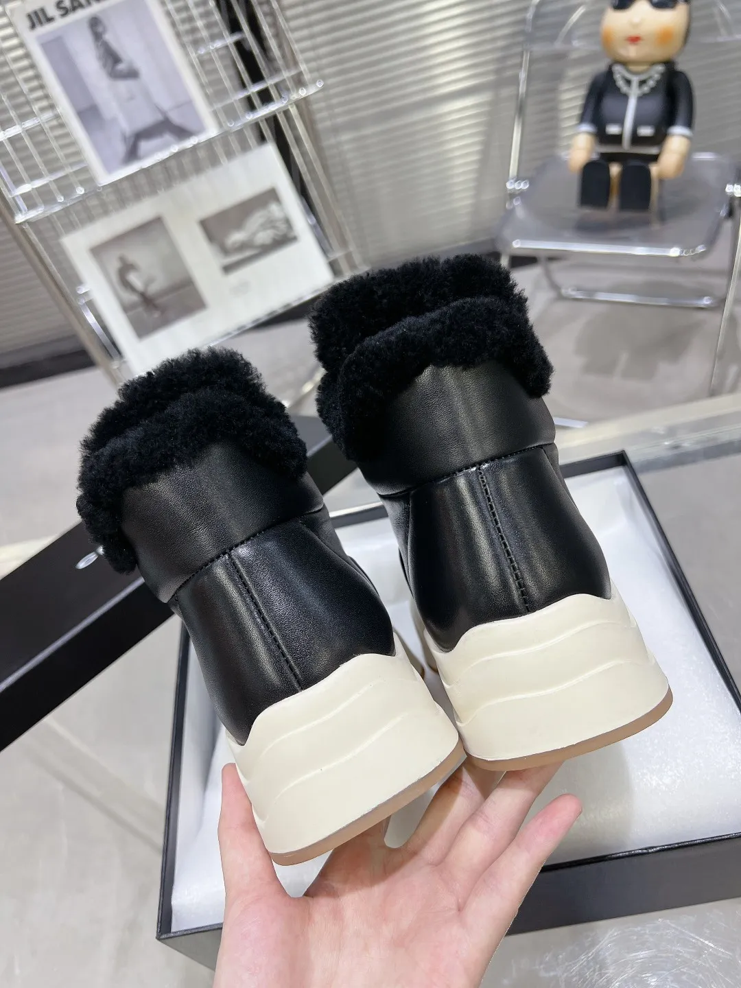 Chanel 25C 秋冬专柜新款马丁靴 天花板顶级品质[得意] 这款靴子真的是小个子福星，厚底5cma 更精致一点 菱格，显腿瘦，关键是上脚很舒服 鞋面：进口牛皮 内里：羊毛里大底：正品开模tpu大底～跟高5cm Size：35-40（41订做不退换）P310