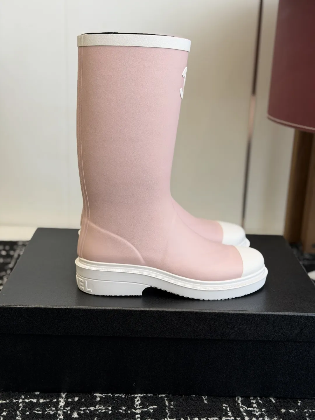 代购级💰270 CHANEL香奈儿26ss 大爆款雨靴! 入手一款本季颜值爆表雨靴,国内专柜个位数限量,不是vic完全是拿不到的 我真是太幸运了,真是大爱这雨靴我太喜欢了,上脚软软糯糯,太太太太太舒服了,很修饰腿型超级显腿长,全网最好穿的雨靴! 专柜以7800购入!!!全网独家开模定制,历经1个月调整还原正品级,秒杀市场面上的所有货品!! Size:#35-41(40 41定做不退换)