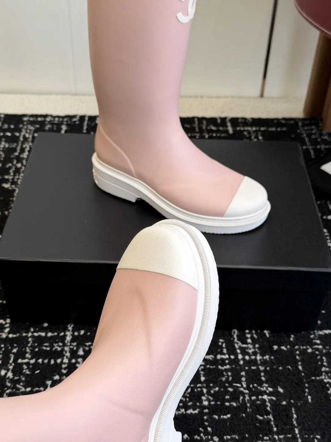 代购级💰270 CHANEL香奈儿26ss 大爆款雨靴! 入手一款本季颜值爆表雨靴,国内专柜个位数限量,不是vic完全是拿不到的 我真是太幸运了,真是大爱这雨靴我太喜欢了,上脚软软糯糯,太太太太太舒服了,很修饰腿型超级显腿长,全网最好穿的雨靴! 专柜以7800购入!!!全网独家开模定制,历经1个月调整还原正品级,秒杀市场面上的所有货品!! Size:#35-41(40 41定做不退换)