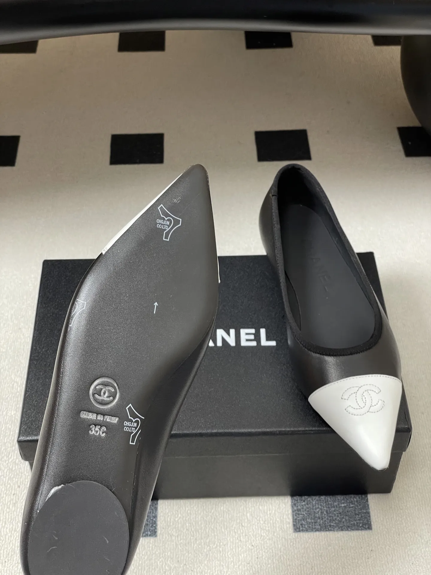 p270- 2026春夏新款Chanel小香26P尖头芭蕾舞鞋经典双拼色电绣双C平底单鞋 这款尖头有吸引到我 很喜欢鞋头的形状。以拼色美学重塑经典格调。细腻小羊皮与质感面料碰撞,撞色纹路勾勒出层次美感,复古与现代在此交融,标志性双C标识低调点缀鞋头,自带品牌辨识度与高级感。尖头设计微宽不挤脚,既拉长腿部线条显纤细,又兼顾行走舒适度,不管是搭配西装裤的职场通勤,还是配连衣裙的法式约会,都能以优雅姿态踏出每一步,成为造型中的点睛奢品! 鞋面:小羊皮 内里垫脚:羊皮 鞋底:意大利真皮大底 码数:35-39(40.41定做不退换)