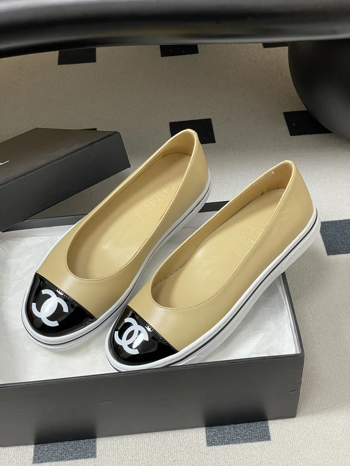 p250- 2026早春新款Chanel 小香26P 休闲玛丽珍奶奶鞋经典大双C logo拼色浅口单鞋 26P爆款果然名不虚传,又美又好穿,这波必须冲! 第一眼看似普通 上脚效果直接拉满 完全超出预想 超美 超舒服 试穿直接被拿捏,脚感轻软到像踩在云朵上,走路不累、支撑感满分。 日常暴走都毫无压力,颜值与舒适度双在线的王炸款! 经典配色 ➕双C 大Logo 随意一搭 高级感满满 设计师大胆的将休闲鞋底➕时装小单鞋的鞋面 完美融合在一起 保留了舒适的同时又将甜酷风演绎得淋漓尽致 随便一搭 立马跃升为时尚达人! 鞋面:定制羊皮 内里垫脚:羊皮 鞋底:开模橡胶大底 码数:35-39(34.40.41.42定做不退换)