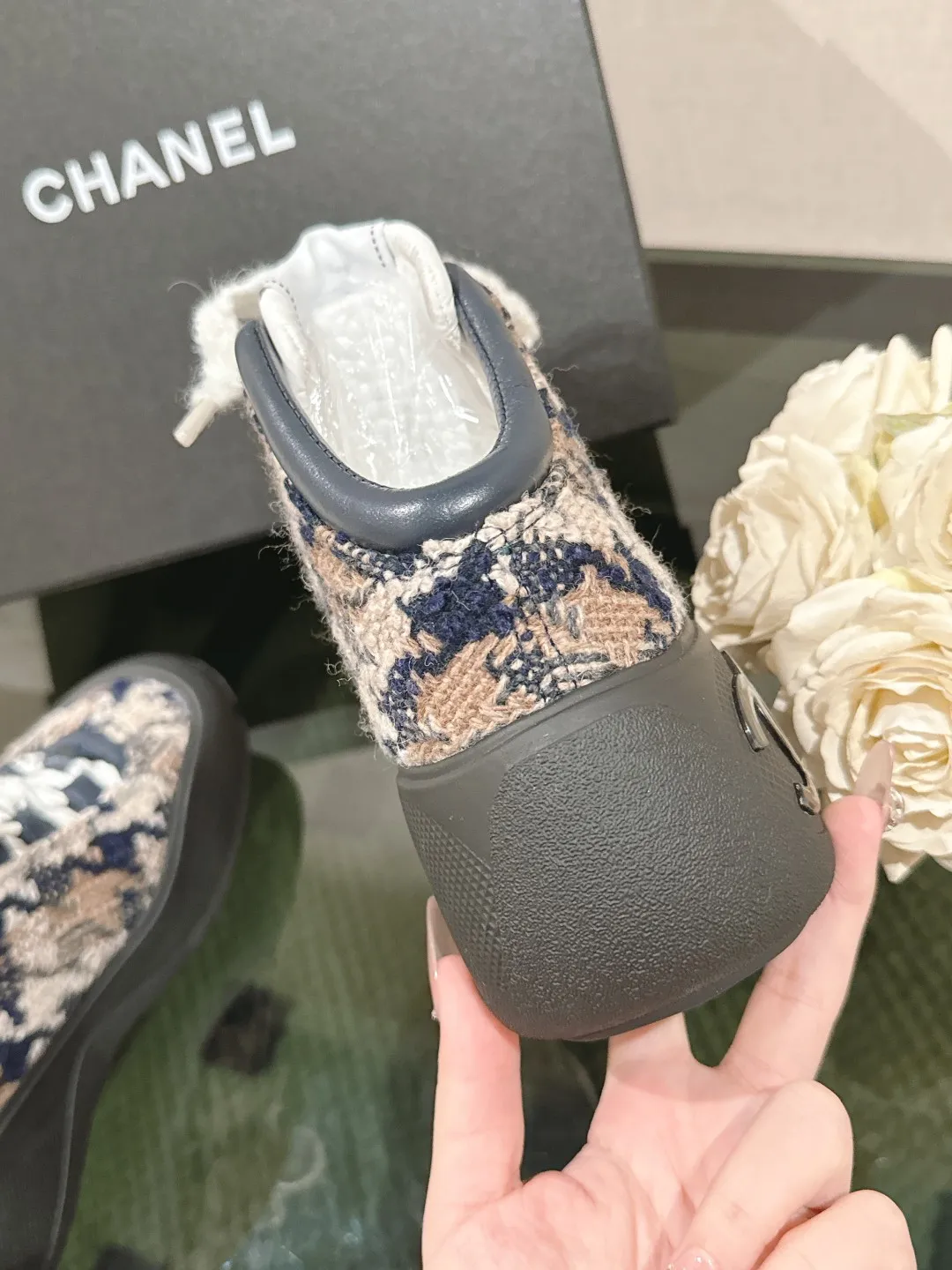 p300 Chanel 24K。秋冬火爆休闲鞋 秋冬宝藏时髦单品,必须要炫耀一下,专柜无敌火的一款,抵御冬日的寒冷定义冬季时尚,简直就是小香的灵魂,整个冬天可以天天穿,旅行滑雪🎿必备! 正品12800专柜购回,经过原单的大拆卸,采用进口羊皮,内里都采用环保羊皮里,有正品细节图对比参照,所有细节、材质均与原单无差异,官方目录: 码数:35-40 41定做均配有顶级包装