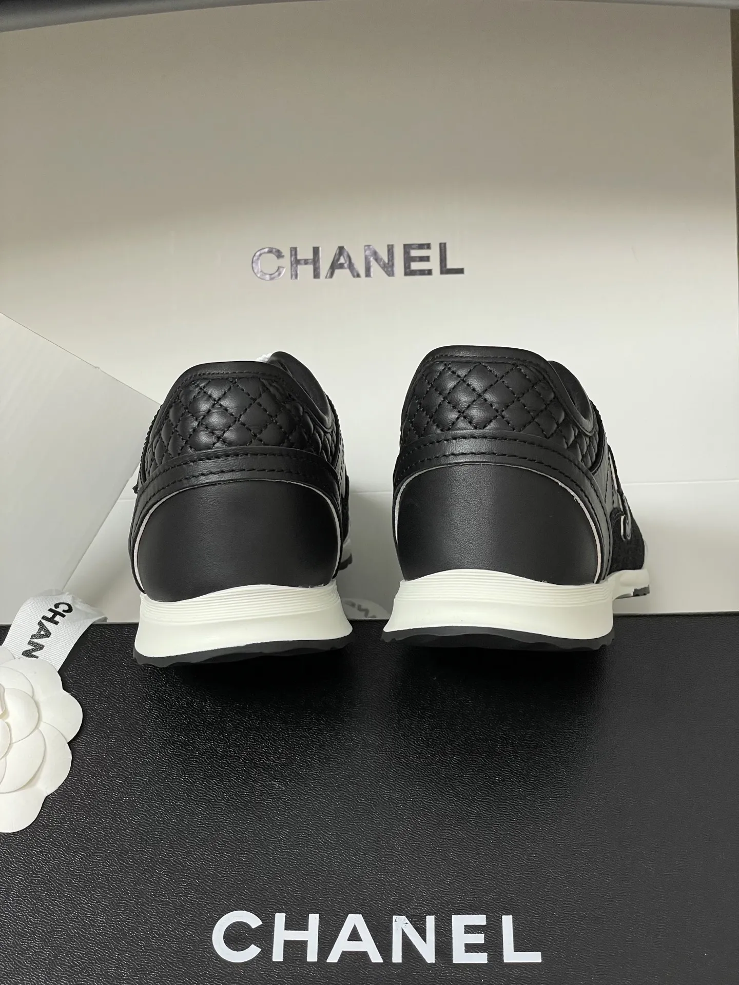 p380-莞产（配高档飞机盒✈️） Chanel 小香 25P德训鞋 经典大双C侧标休闲鞋黑白熊猫拼色系带运动鞋 简约的黑白熊猫配色，永不过时，微微尖的德训鞋头更显脚瘦，小牛皮面跟反绒材质的碰撞，时尚，非常上脚舒适！经典的黑白配色，真的是春夏穿搭的神器，跟上潮流的休闲运动，配色鞋型都很轻盈，透气又舒服，显白效果满满 而且版型比以前任何一款都更秀气出众！美丽的德训Nice shoes 鞋面：定制小牛皮 内里：小羊皮 鞋垫：透气环保鞋 鞋底：原版开模TPU组合大底 码数：35-39（40定做不退换）