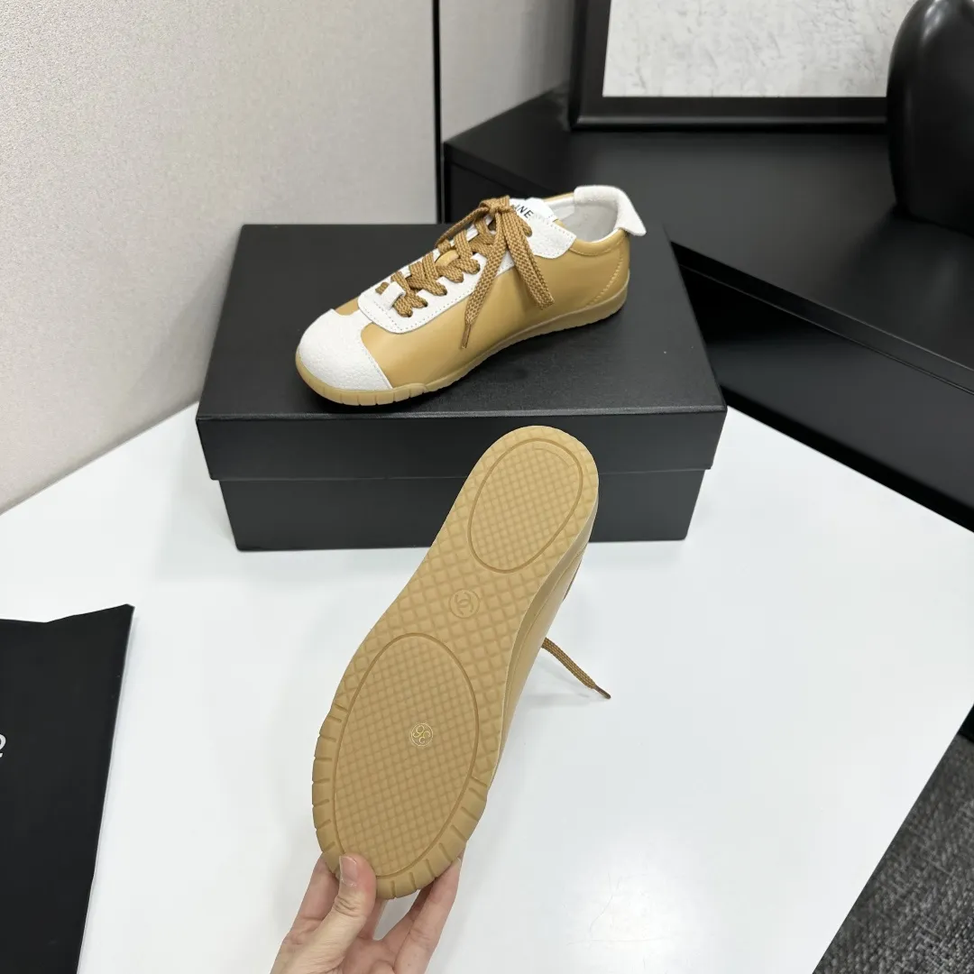 高版本 CHANEL香奈儿新款熊猫板鞋熊猫鞋 香奈儿2026ss火爆熊猫鞋🐼配色厚底休闲运动鞋板鞋 专柜同步 专柜非常火爆 非常难买的一款鞋 全网最火的厚底熊猫鞋 可想而知小香控不可错过的 颜值与舒适并存的 简约百搭小白鞋 厚底增高超级百搭，闭眼入😍谁穿谁好看 鞋面：特殊材质➕头层牛皮 内里：进口网里 大底：原版橡胶大底 码数: 35-40（41 定做 P270