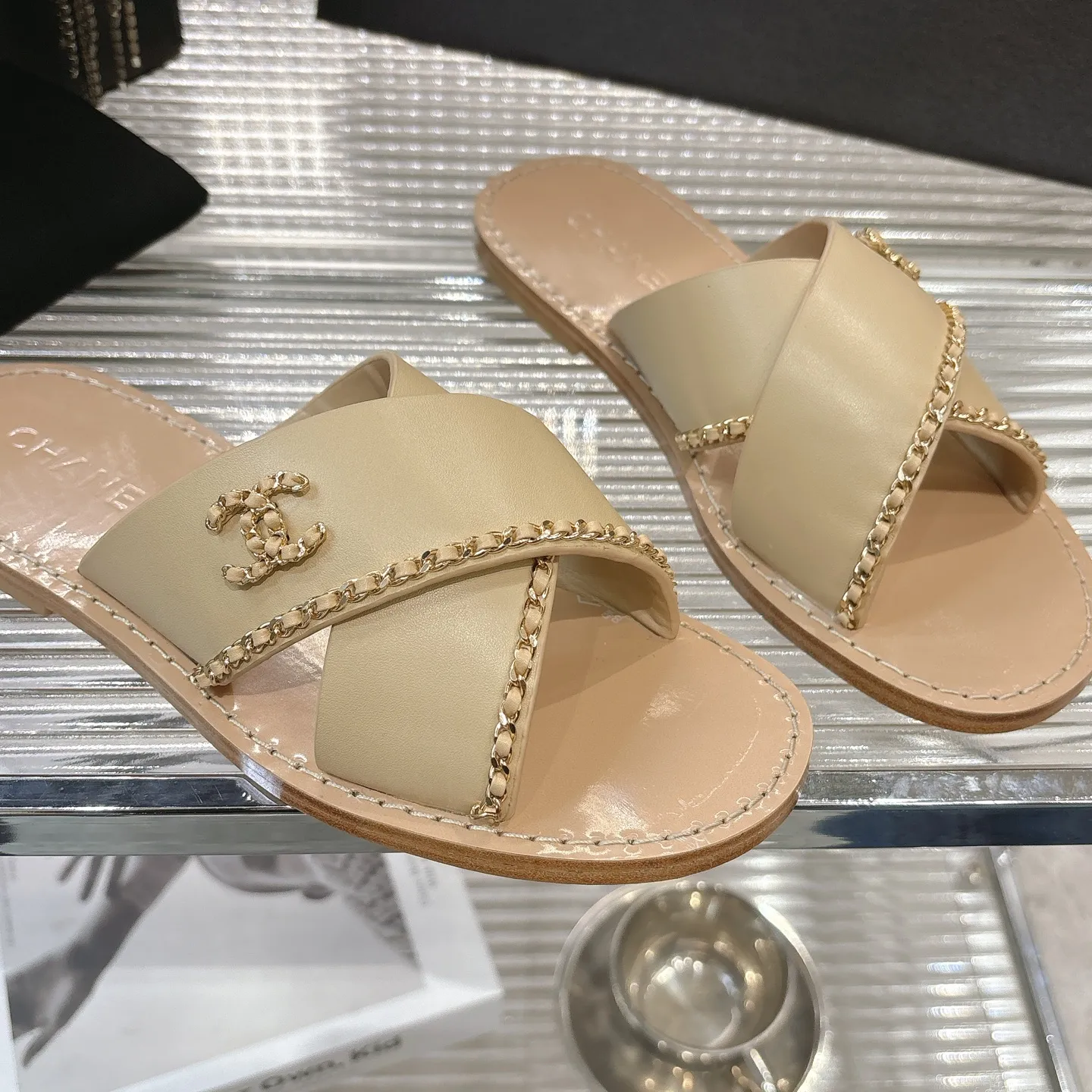 💫💫26春夏必备奢牌拖鞋!Chanel链条设计自带高光,经典双C标识彰显身份,小香风的精致感藏都藏不住~ 休闲不随意,精致不浮夸,日常通勤、周末约会都能穿,上脚轻盈无负担,细节处尽显匠心,时髦精的夏日氛围感全靠它撑场✨ 🔺面料:头层牛皮➕羊皮内里 🔺颜色:杏色、黑色、白色、粉色 🔺码数:35-40码(41订做不退换) 🔺出厂价:240元
