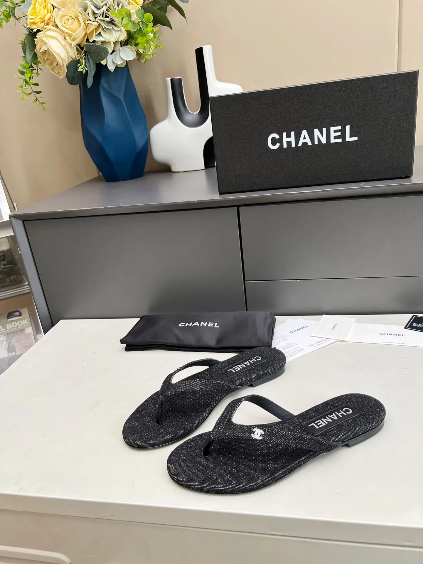 出厂价：180元 Chanel 春夏新款 真皮大底人字拖鞋✅ 首发这个鞋我真心的心动💓 第一眼[惊讶]看到就喜欢，😊 而且有Chanel 家的经典元素钻石Logo💎 面料：进口牛皮🐂 牛仔布 、天鹅绒 内里：牛里 颜色：黑色 码数：35&mdash;41（41可定做不退换） 大底：采用真皮大底制作 包装：配卡片、布袋