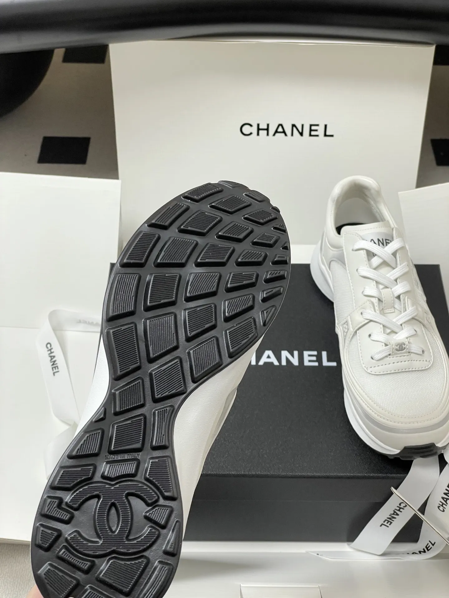 p380-莞产(配高档飞机盒✈️) Chanel 小香26C专柜早春秀款 断货王炸款! 最新🆕渐变双C网面运动鞋 白色透气网纱面休闲鞋厚底老爹鞋 Chanel的白色运动鞋是品牌的经典单品之一,以其优雅与舒适兼备的特点,深受全球时尚人士的喜爱。它们完美融合了香奈儿的标志性元素与运动休闲风,侧面镂空设计,双C Logo在鞋头或鞋侧。线条流畅,非常显脚瘦,百搭且舒适。优质皮革+经典双C Logo,简约又有辨识度。厚底设计,穿着舒适还能悄悄增高,日常通勤、逛街都超适合👟白色百搭,牛仔裤、裙装都能轻松驾驭,时尚又实用!26C系列延续香奈儿精致工艺,耐穿又时髦,是潮流爱好者必入单品 鞋面:定制小牛皮拼接网纱 内里垫脚:1:1科技面料保暖性透气性 鞋底:原版开模TPU组合大底(鞋底厚实有弹性,带有防滑齿纹) 码数:35-39(40定做不退换)
