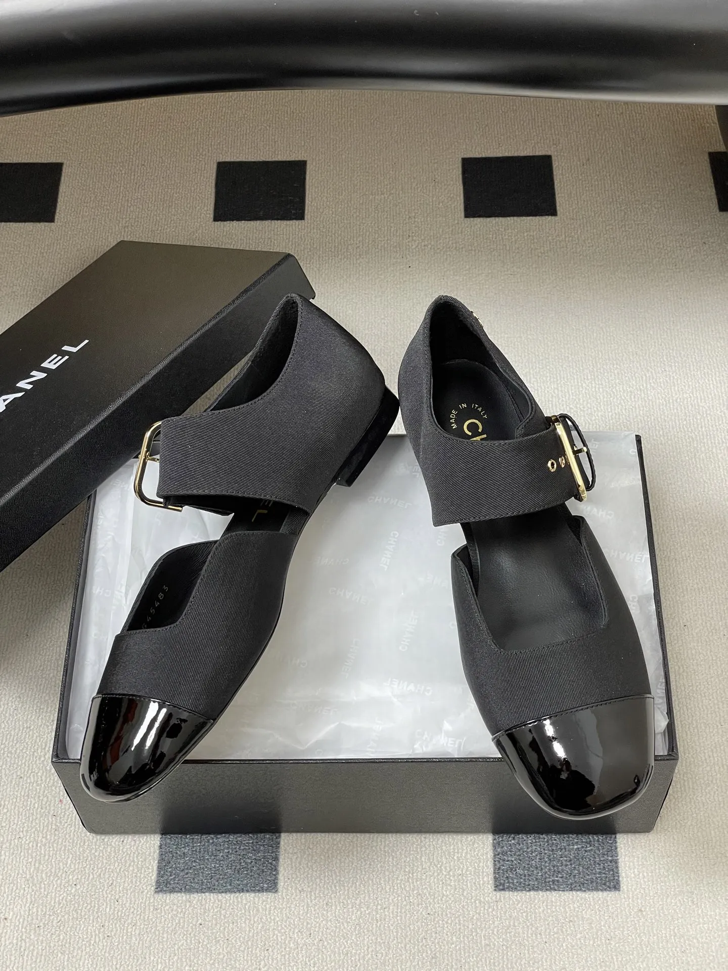 p270- 2026春夏新款Chanel小香26P 经典双拼色方头玛丽珍鞋皮带扣中空平底芭蕾舞单鞋 金属扣带设计,简约复古又时髦。平底舒适,日常通勤或休闲都能轻松驾驭。织物柔软,漆皮光泽感满满,细节精致,品牌感十足。玛丽珍鞋经典优雅,裙装裤装都能搭,轻松切换多种风格,是实用又百搭的时尚单品! 鞋面:定制罗纹缎/羊皮 内里垫脚:羊皮 鞋底:意大利真皮大底 码数:35-39(40.41定做不退换)