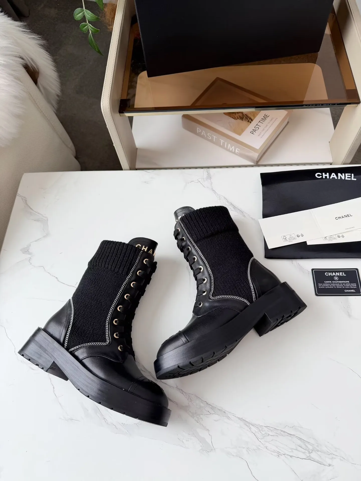 出厂价：330元 秋冬新款Chanel 香奈儿 踝靴原版开模✅ 绑带设计穿脱超级方便，鞋头Logo电绣 鞋舌也是金属品牌Logo 面料：牛皮 内里/垫脚：牛里 采用组合大底制作 颜色：黑色、蓝色（3个版面任选） 码数：35&mdash;42（41、42头需定做） 包装：布袋 卡片