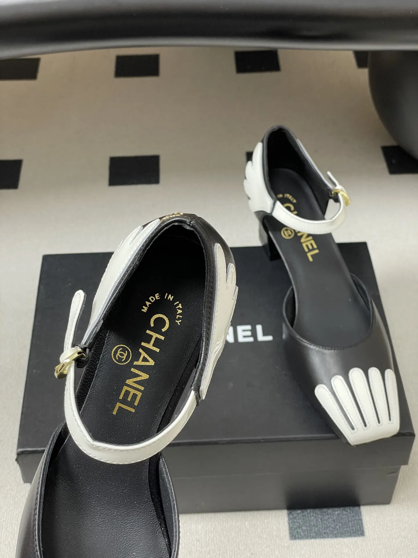 p290- 26ss春夏新款Chanel香奈儿 26a小香方头双拼色中空高跟凉鞋新颖条纹粗跟高跟单鞋 方头设计:优雅显瘦，拉长腿部线条粗条纹装饰:甜美可爱，增添女性魅力高跟设计:显高显瘦，展现优雅气质百搭耐看，适合各种场合 搭配职业装，展现职场女性的优雅与干练搭配晚礼服，成为全场焦点 搭配连衣裙，展现浪漫柔美的一面搭配牛仔裤，轻松驾驭休闲风格 无论是日常通勤还是参加派对，它都能让你轻松应对，展现优雅气质 鞋面：羊皮/牛漆皮 内里垫脚：羊皮 跟高：6cm 鞋底：意大利真皮大底 码数：35-39（40.41定做不退换）