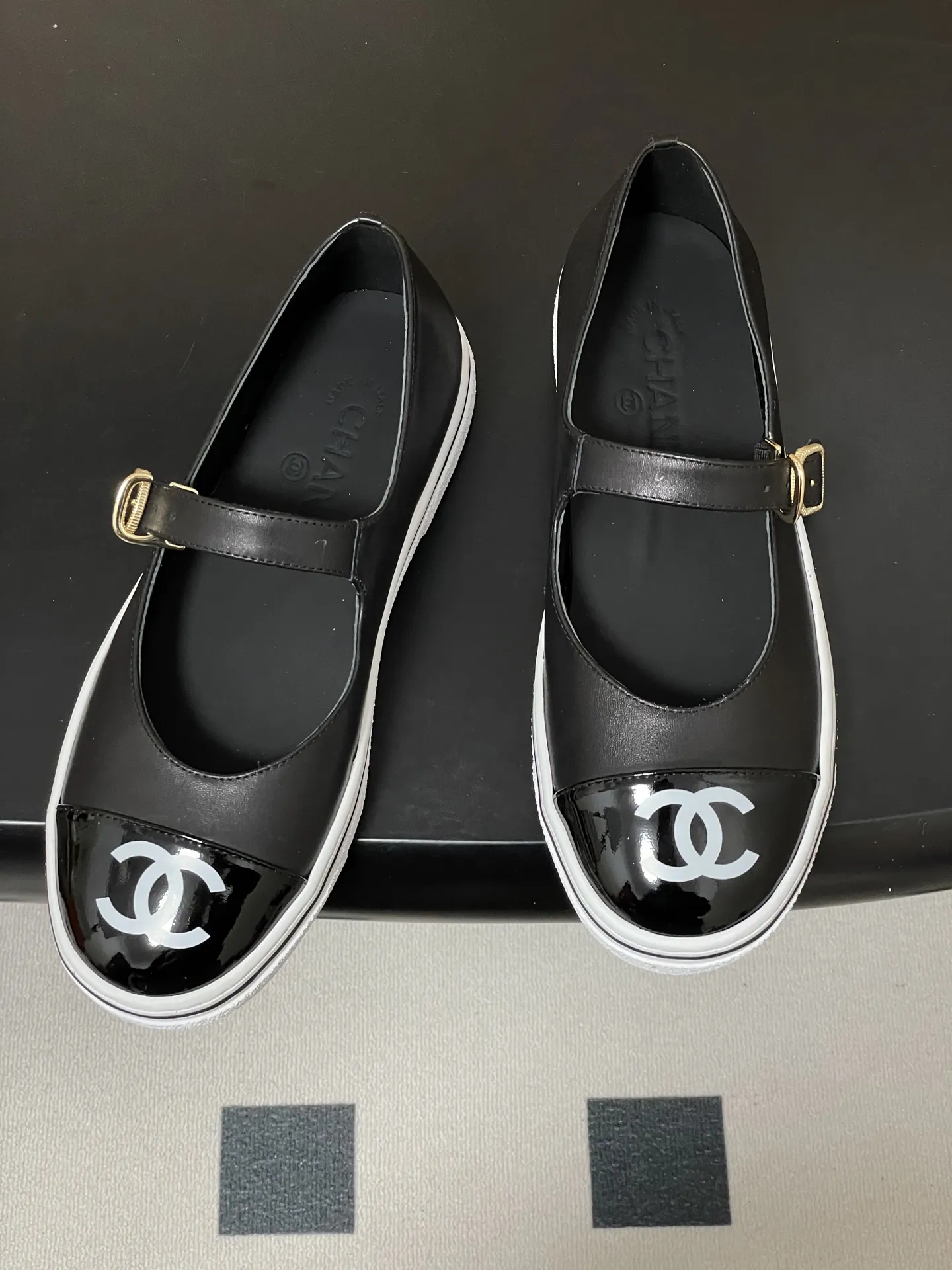 p260- 2026早春新款Chanel 小香26P 休闲玛丽珍奶奶鞋经典大双C logo拼色浅口单鞋 26P爆款果然名不虚传，又美又好穿，这波必须冲！ 第一眼看似普通 上脚效果直接拉满 完全超出预想 超美 超舒服 试穿直接被拿捏，脚感轻软到像踩在云朵上，走路不累、支撑感满分。 日常暴走都毫无压力，颜值与舒适度双在线的王炸款！ 经典配色 ➕双C 大Logo 随意一搭 高级感满满 设计师大胆的将休闲鞋底➕时装小单鞋的鞋面 完美融合在一起 保留了舒适的同时又将甜酷风演绎得淋漓尽致 随便一搭 立马跃升为时尚达人！ 鞋面：定制羊皮 内里垫脚：羊皮 鞋底：开模橡胶大底 码数：35-39（34.40.41.42定做不退换）