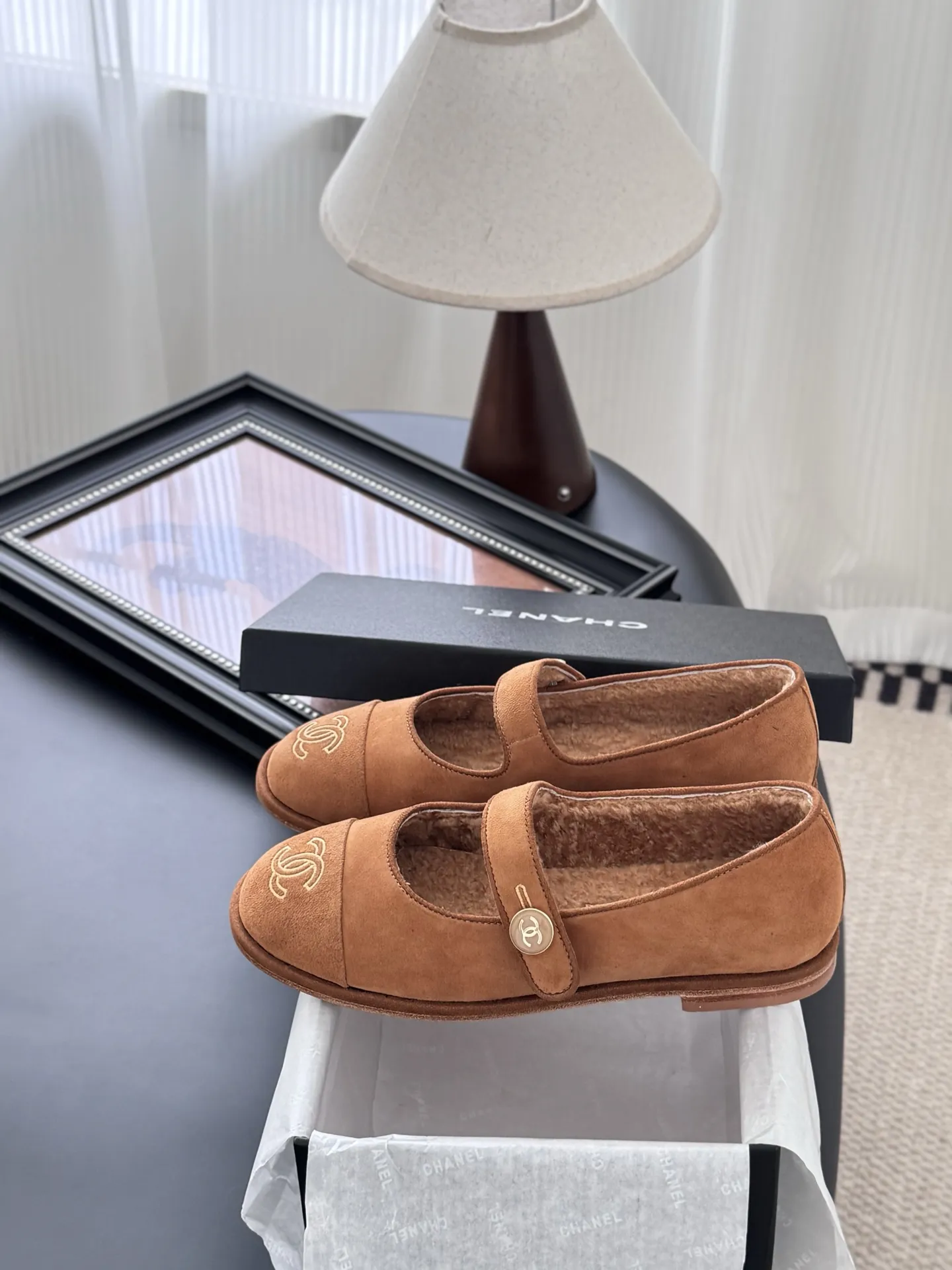 P 250 Chanel 25B秋冬新款毛茸茸玛丽珍单鞋 泰迪毛毛鞋 很舒服诶 美拉德棕色还是很适合秋冬的~ 鞋面麂皮/牛皮 内里皮毛一体 真皮大底 Size:35-39 其他码数定做