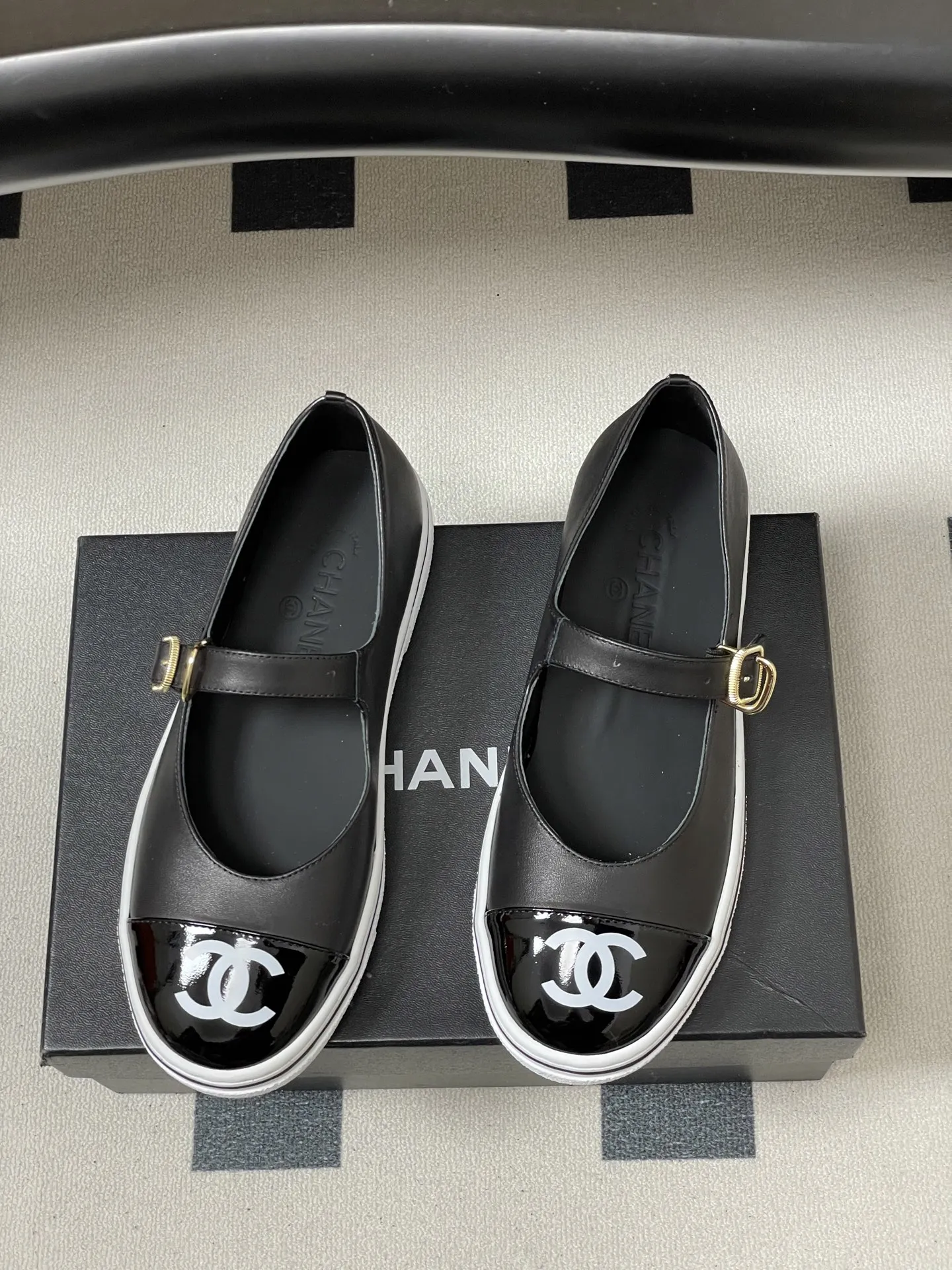 p260- 2026早春新款Chanel 小香26P 休闲玛丽珍奶奶鞋经典大双C logo拼色浅口单鞋 26P爆款果然名不虚传，又美又好穿，这波必须冲！ 第一眼看似普通 上脚效果直接拉满 完全超出预想 超美 超舒服 试穿直接被拿捏，脚感轻软到像踩在云朵上，走路不累、支撑感满分。 日常暴走都毫无压力，颜值与舒适度双在线的王炸款！ 经典配色 ➕双C 大Logo 随意一搭 高级感满满 设计师大胆的将休闲鞋底➕时装小单鞋的鞋面 完美融合在一起 保留了舒适的同时又将甜酷风演绎得淋漓尽致 随便一搭 立马跃升为时尚达人！ 鞋面：定制羊皮 内里垫脚：羊皮 鞋底：开模橡胶大底 码数：35-39（34.40.41.42定做不退换）