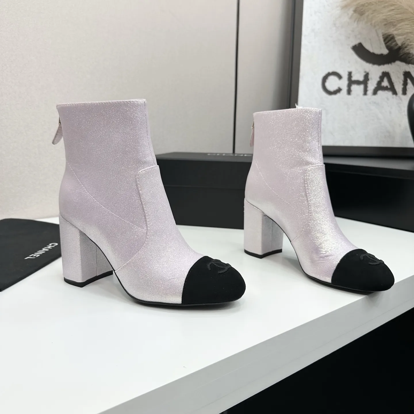 CHANEL香奈儿小香经典拼色粗跟后拉链短靴 这双靴子巧妙融合品牌标志性元素 以大胆而和谐的拼色设计 打破常规 鞋跟处精致的双C 低调奢华 彰显品牌底蕴 。 无论是搭配简约连衣裙展现优雅气质 还是与个性牛仔裤组合打造休闲时尚风 它都能轻松驾驭 为整体造型注入高级时尚感。 面料采用原版定制材质 内里垫脚均为羊皮 意大利进口真皮大底 size:35-39(40/41定制) P320