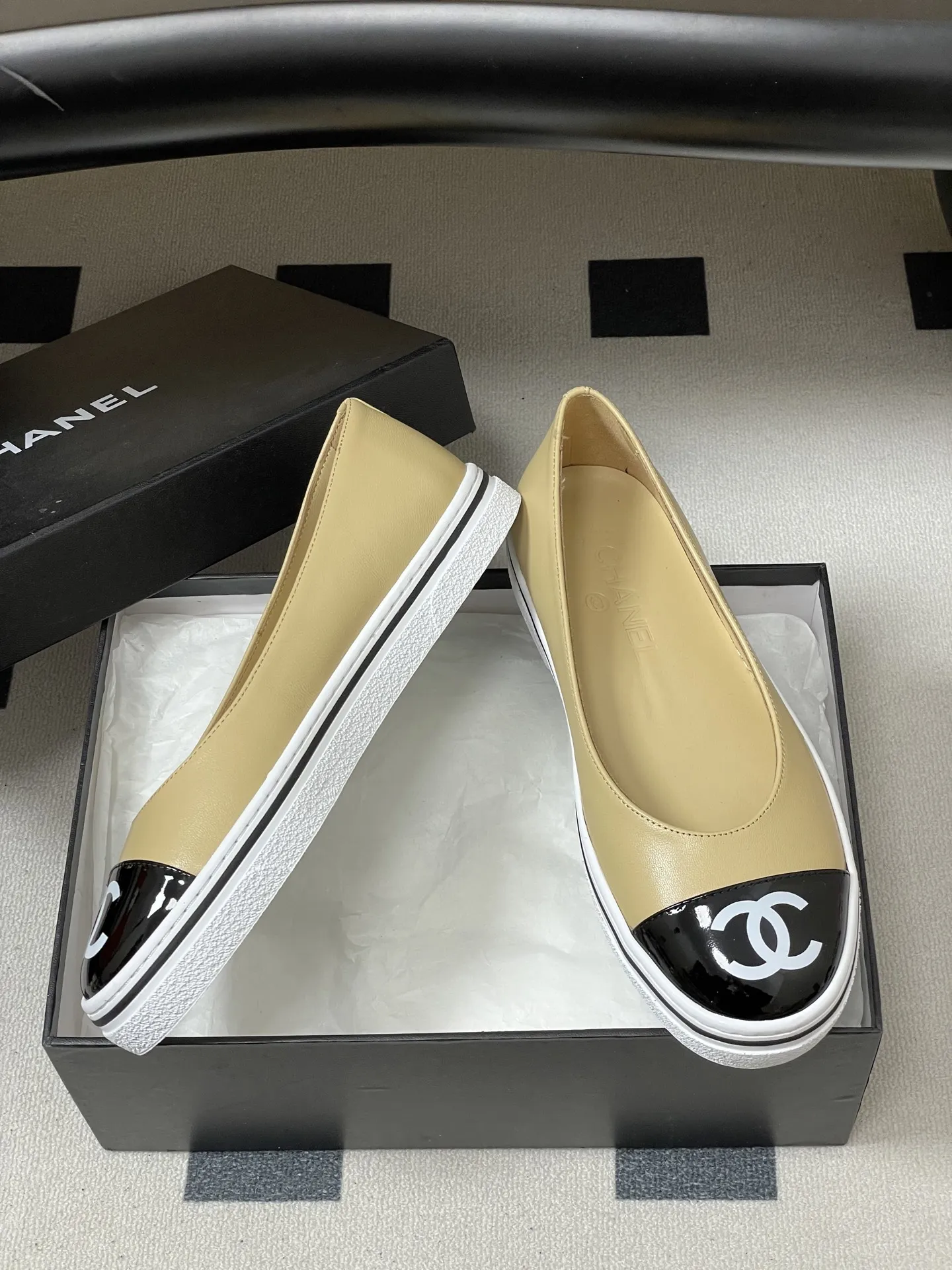 p250- 2026早春新款Chanel 小香26P 休闲玛丽珍奶奶鞋经典大双C logo拼色浅口单鞋 26P爆款果然名不虚传，又美又好穿，这波必须冲！ 第一眼看似普通 上脚效果直接拉满 完全超出预想 超美 超舒服 试穿直接被拿捏，脚感轻软到像踩在云朵上，走路不累、支撑感满分。 日常暴走都毫无压力，颜值与舒适度双在线的王炸款！ 经典配色 ➕双C 大Logo 随意一搭 高级感满满 设计师大胆的将休闲鞋底➕时装小单鞋的鞋面 完美融合在一起 保留了舒适的同时又将甜酷风演绎得淋漓尽致 随便一搭 立马跃升为时尚达人！ 鞋面：定制羊皮 内里垫脚：羊皮 鞋底：开模橡胶大底 码数：35-39（34.40.41.42定做不退换）