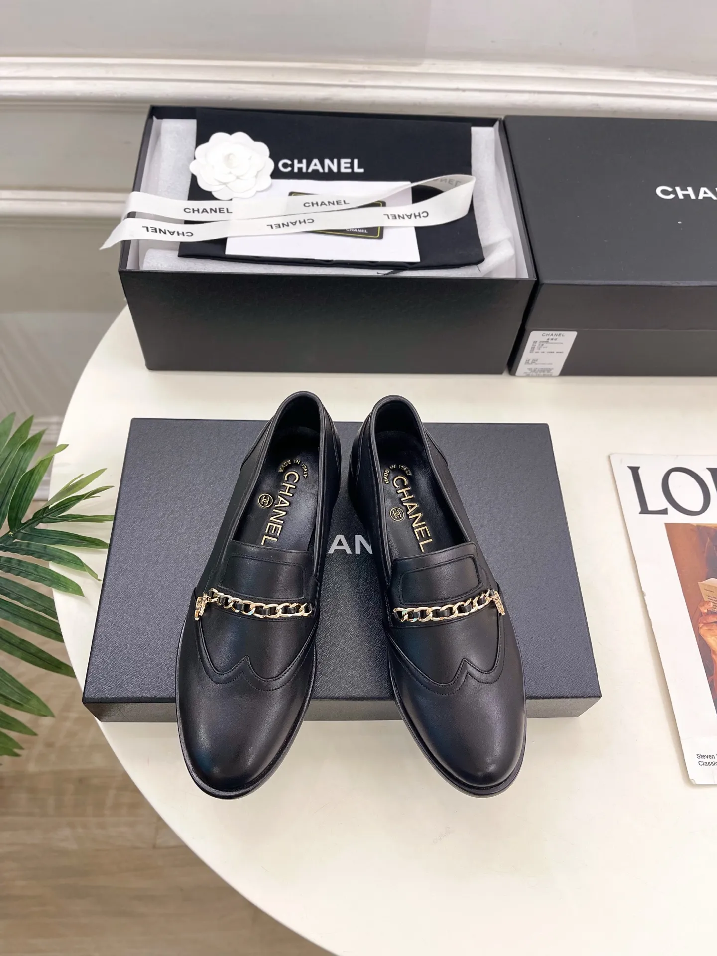 𝐂𝐇𝐀𝐍𝐄𝐋 | 小香 25𝐬𝐬 🦋2025秋冬新品 专柜经典走秀款 小香双C链条半拖乐福鞋 系列上新〰 🍬 BS时尚圈的绝绝子 搭配将演绎着细致 极简 永不褪去的经典元素 💋展现与众不同的穿搭风格美到无话可说 夏季必入款&hellip;&hellip; ━━━━━ ЅᏇєєt ━━━━━ ▪️鞋面：高定制原版小牛皮 ▪️内里：进口丝绸羊皮里 ▪️大底：原版意大利真皮大底 ▪️跟高：3.5cm ▪️鞋码: 35-39（40.41定制不退换） ▪出厂价：半拖💰280、乐福鞋💰290