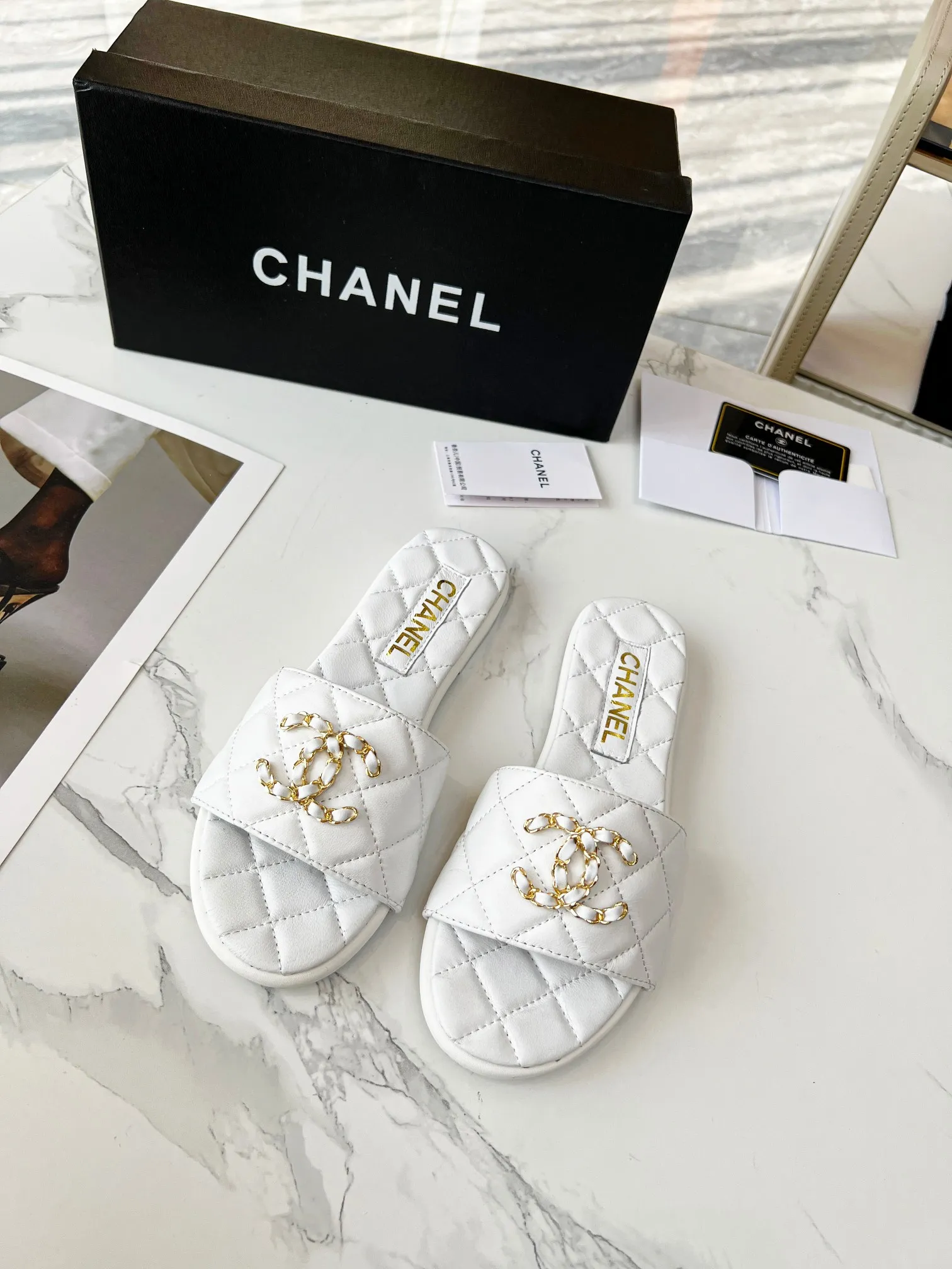 CHANEL2023小香新款经典拖鞋👡 👄原版1:1开模双C logo🧡散发持久魅力小香凉鞋👡生动知性优雅👥衬托出女性独有的美丽👩🦰 面料:羊皮 内里:进口羊皮 垫脚:羊皮,大底:橡胶大底(真皮大底) 颜色:黑色/杏色 /白色,码数:35-40(41-41定制不退不换) 出厂价:真皮大底210,橡胶底170