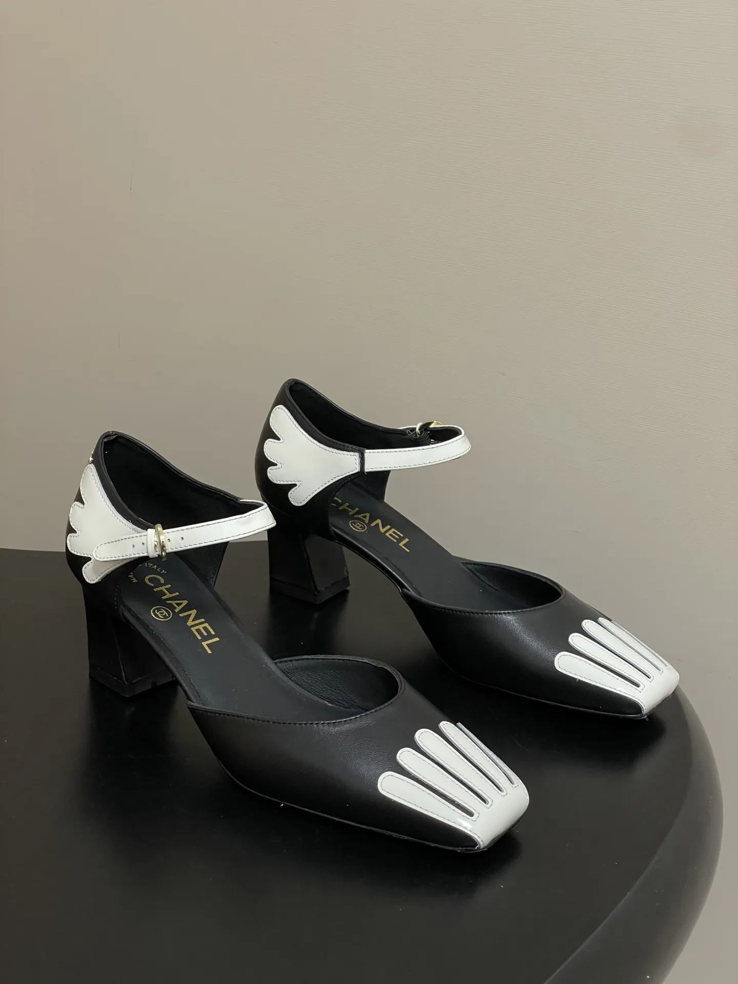 p290- 26ss春夏新款Chanel香奈儿 26a小香方头双拼色中空高跟凉鞋新颖条纹粗跟高跟单鞋 方头设计:优雅显瘦，拉长腿部线条粗条纹装饰:甜美可爱，增添女性魅力高跟设计:显高显瘦，展现优雅气质百搭耐看，适合各种场合 搭配职业装，展现职场女性的优雅与干练搭配晚礼服，成为全场焦点 搭配连衣裙，展现浪漫柔美的一面搭配牛仔裤，轻松驾驭休闲风格 无论是日常通勤还是参加派对，它都能让你轻松应对，展现优雅气质 鞋面：羊皮/牛漆皮 内里垫脚：羊皮 跟高：6cm 鞋底：意大利真皮大底 码数：35-39（40.41定做不退换）