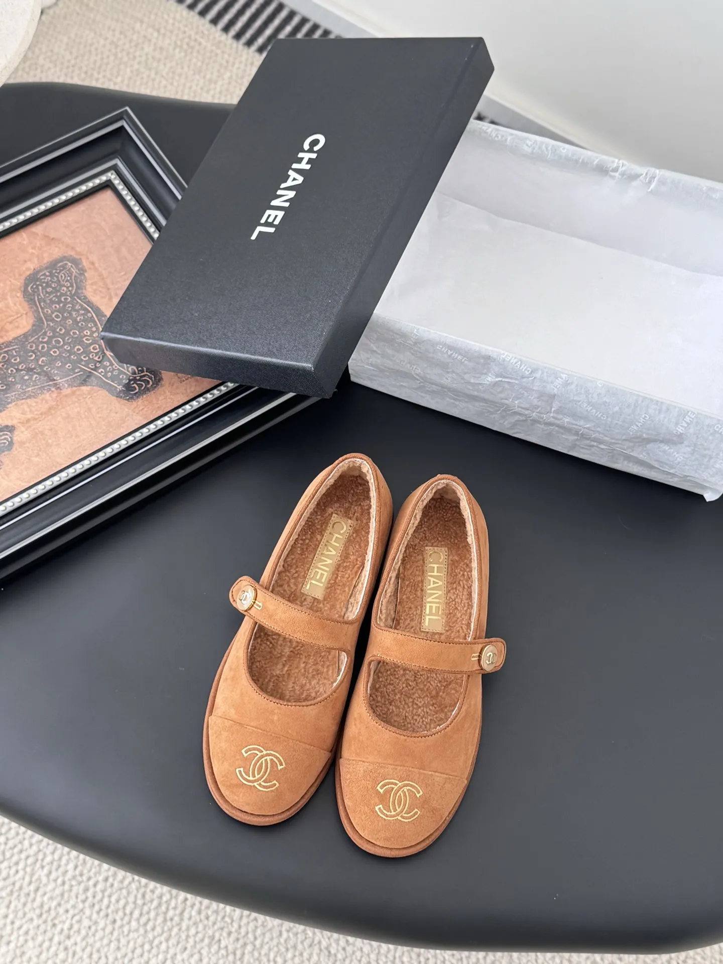 P 250 Chanel 25B秋冬新款毛茸茸玛丽珍单鞋 泰迪毛毛鞋 很舒服诶 美拉德棕色还是很适合秋冬的~ 鞋面麂皮/牛皮 内里皮毛一体 真皮大底 Size:35-39 其他码数定做