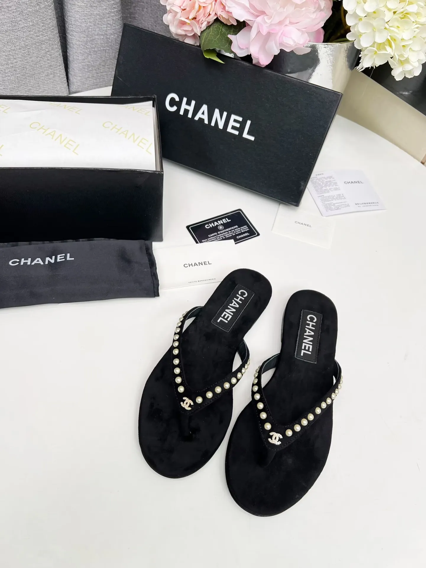 出厂价：200元 Chanel 春夏新款 真皮大底人字拖鞋✅ 首发这个鞋我真心的心动💓 第一眼[惊讶]看到就喜欢，😊 而且有Chanel 家的经典元素钻石Logo💎 面料:双面绒 内里：牛里 颜色：黑色 码数：35&mdash;41（41可定做不退换） 大底：采用真皮大底制作 包装：配卡片、布袋