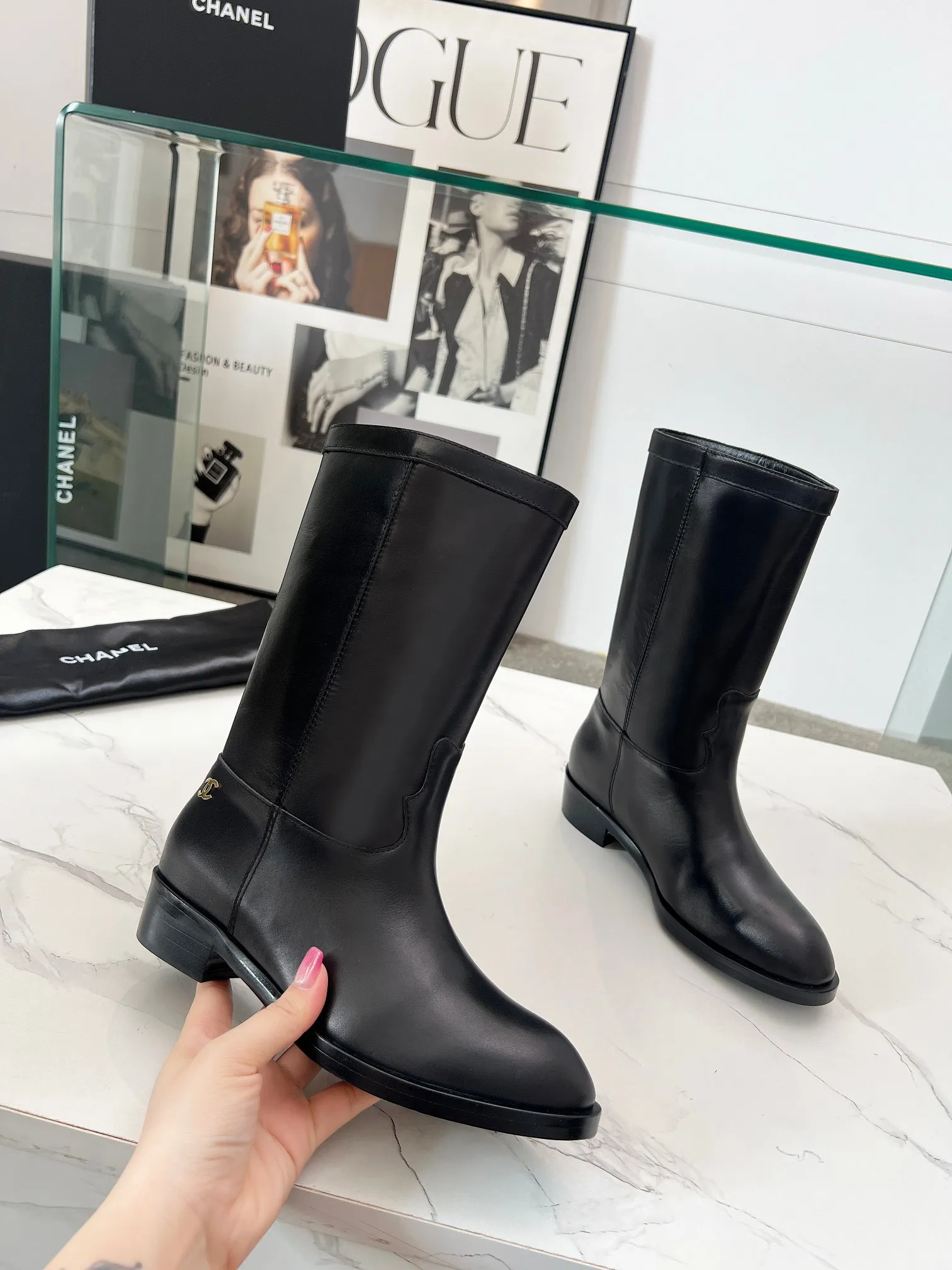 顶级品质🔥Chanel 香奈儿25秋冬小香麂皮拼色一脚蹬骑士中靴高靴！复古风靴子西部牛仔靴！ 独特的西部靴筒设计 流畅的曲线，不规则的边缘如同旷野中的自由线条！带着随性洒脱的味道。让每一步都踏出不羁与精致！ 无论是搭配干练的西装裤 打造都市酷飒风 还是与飘逸的连衣裙相配 碰撞出刚柔并济的美感。亦或是配上牛仔裤 演绎原汁原味的西部风情！ 鞋面采用头层牛皮拼接麂皮 内里垫脚水染牛皮 码数:35-40（41定做不退换） 配原版包装 出厂价320