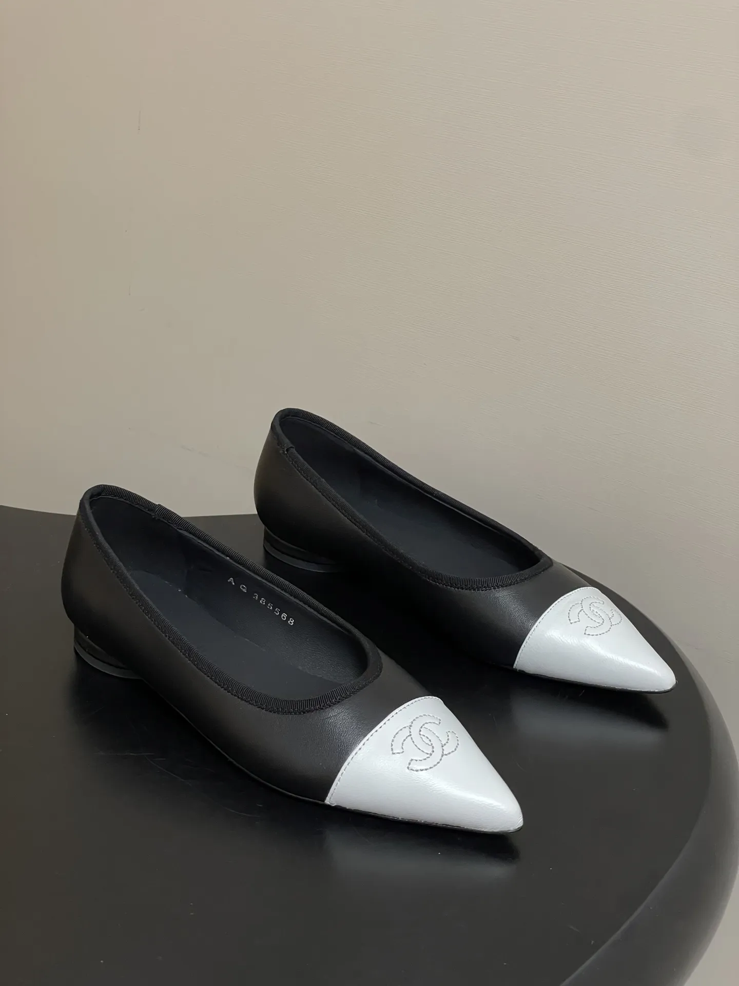 p270- 2026春夏新款Chanel小香26P尖头芭蕾舞鞋经典双拼色电绣双C平底单鞋 这款尖头有吸引到我 很喜欢鞋头的形状。以拼色美学重塑经典格调。细腻小羊皮与质感面料碰撞,撞色纹路勾勒出层次美感,复古与现代在此交融,标志性双C标识低调点缀鞋头,自带品牌辨识度与高级感。尖头设计微宽不挤脚,既拉长腿部线条显纤细,又兼顾行走舒适度,不管是搭配西装裤的职场通勤,还是配连衣裙的法式约会,都能以优雅姿态踏出每一步,成为造型中的点睛奢品! 鞋面:小羊皮 内里垫脚:羊皮 鞋底:意大利真皮大底 码数:35-39(40.41定做不退换)