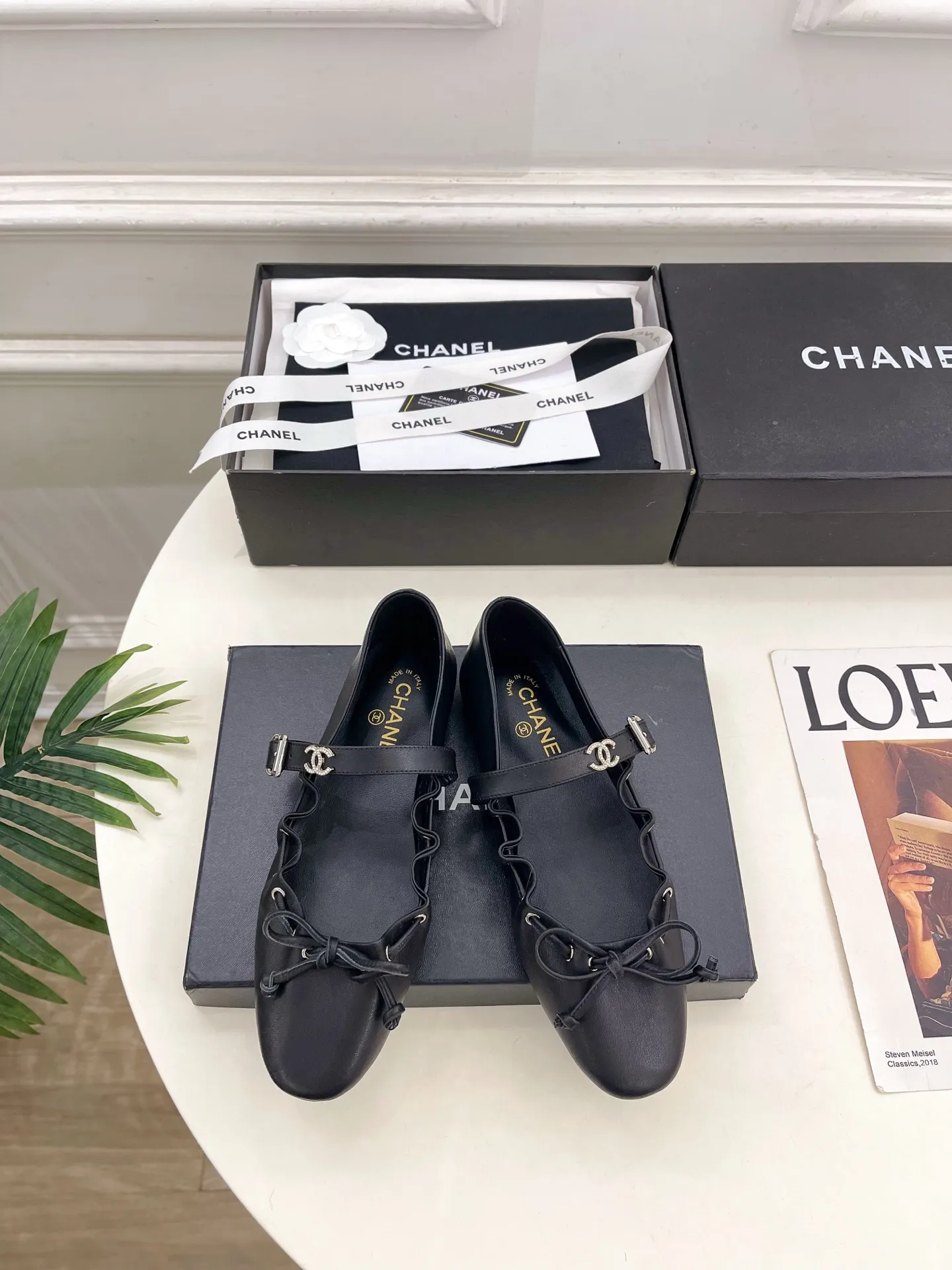 𝐂𝐇𝐀𝐍𝐄𝐋 | 小香 26𝐬𝐬 🦋2026春夏新品 小香双C褶皱蝴蝶结玛丽珍平底鞋 系列上新〰 🍬 BS时尚圈的绝绝子 搭配将演绎着细致 极简 永不褪去的经典元素 💋展现与众不同的穿搭风格美到无话可说 夏季必入款&hellip;&hellip; ━━━━━ ЅᏇєєt ━━━━━ ▪️鞋面：原版高定制小羊皮 ▪️内里：进口羊皮里 ▪️大底：原版进口真皮大底 ▪️跟高：平底 ▪️鞋码: 35-39（40.41定制不退换） ▪出厂价：💰270