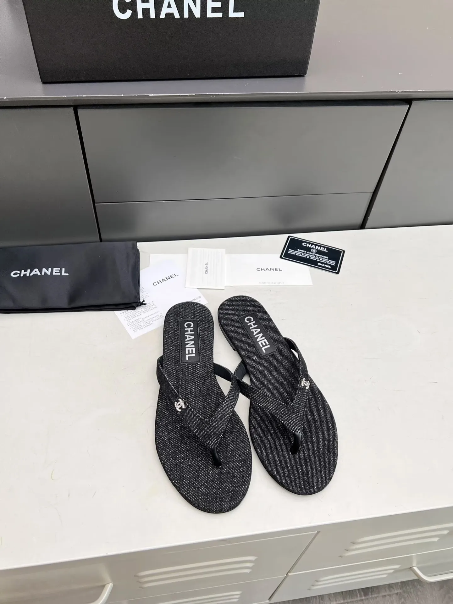 出厂价：180元 Chanel 春夏新款 真皮大底人字拖鞋✅ 首发这个鞋我真心的心动💓 第一眼[惊讶]看到就喜欢，😊 而且有Chanel 家的经典元素钻石Logo💎 面料：进口牛皮🐂 牛仔布 、天鹅绒 内里：牛里 颜色：黑色 码数：35&mdash;41（41可定做不退换） 大底：采用真皮大底制作 包装：配卡片、布袋