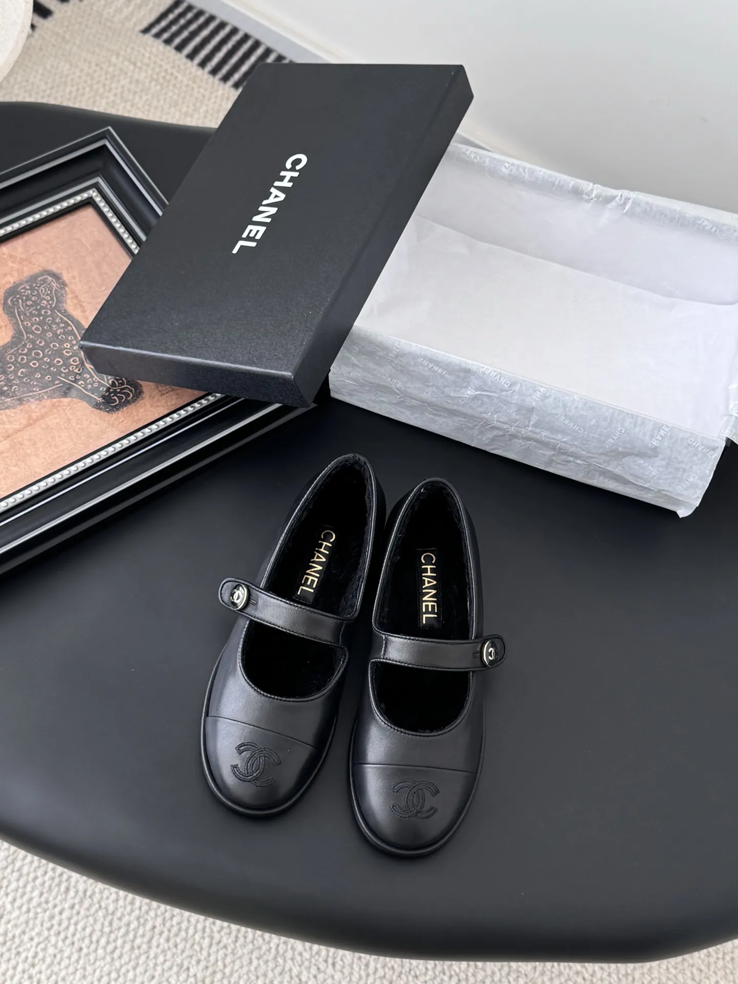 P 250 Chanel 25B秋冬新款毛茸茸玛丽珍单鞋 泰迪毛毛鞋 很舒服诶 美拉德棕色还是很适合秋冬的～ 鞋面麂皮/牛皮 内里皮毛一体 真皮大底 Size:35-39 其他码数定做