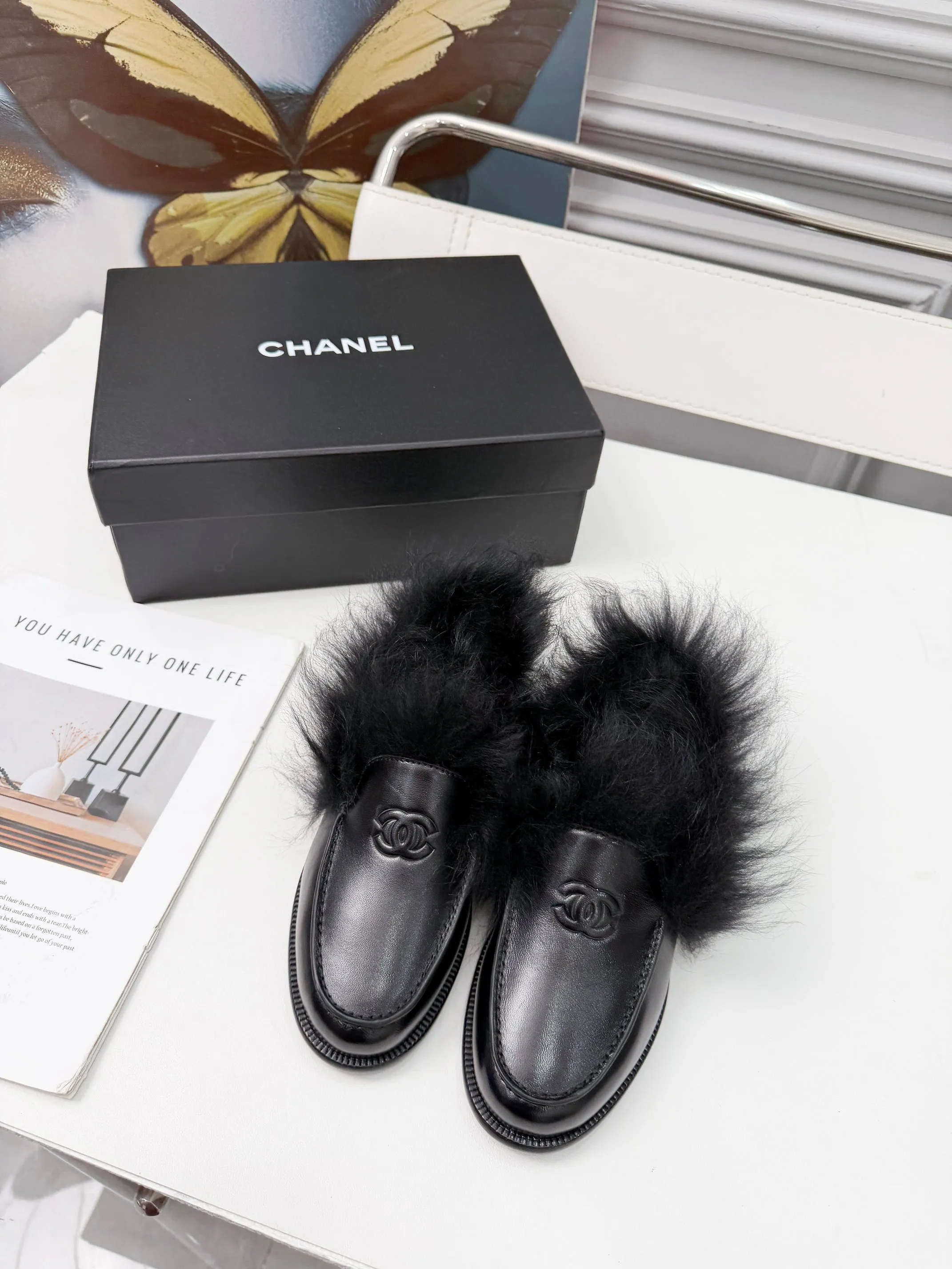 「CHANEL 25N滑雪系列」:毛绒裹住冬意,双C缀满优雅——踩进这双鞋,暖得像把初雪揉进了温柔里 上脚真的好看搭配好了巨时髦 回头率杠杠的 经典耐看简约百搭 鞋面牛皮/麂皮 内里貂毛 真皮大底 35-40,p290
