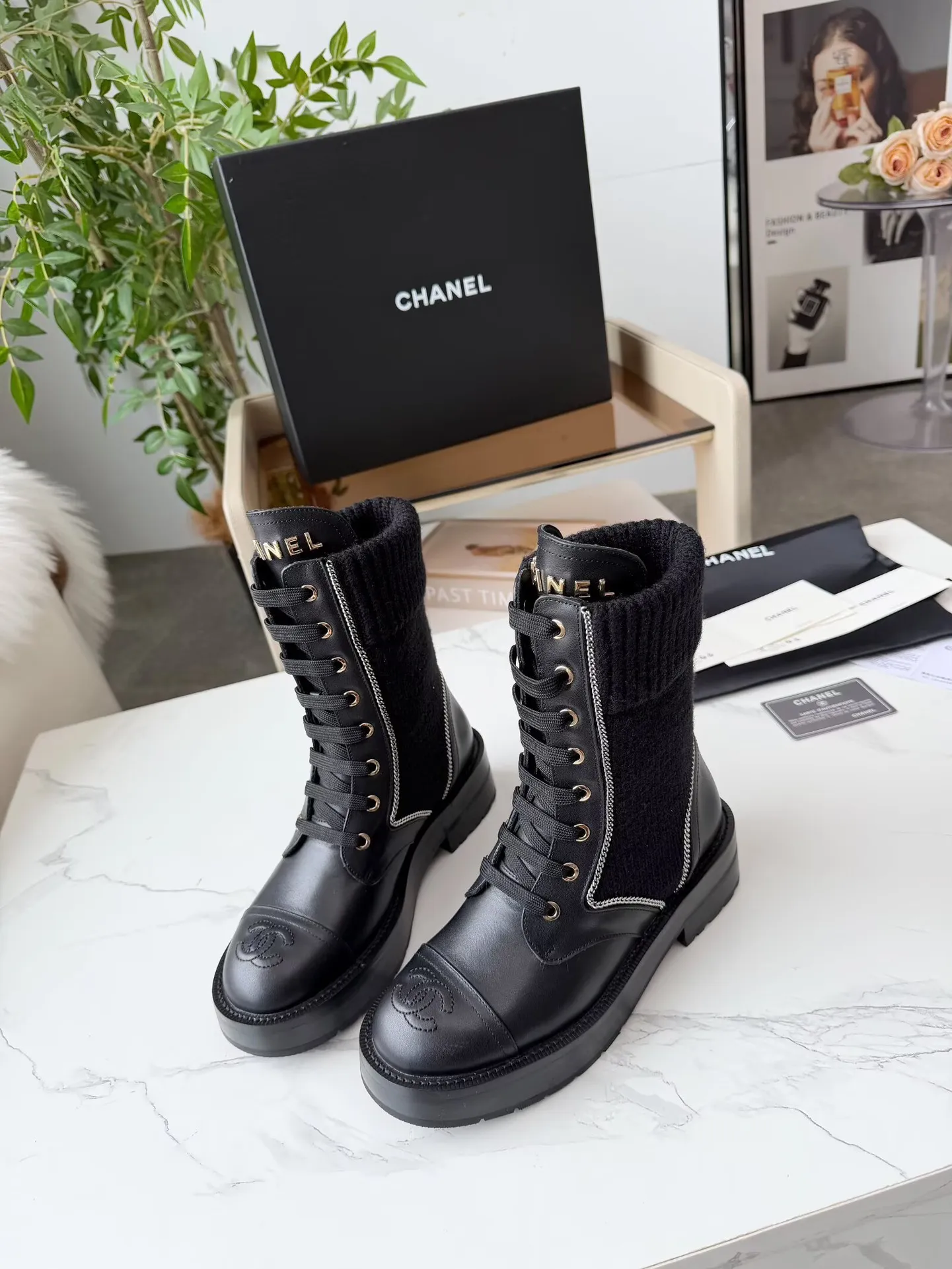 出厂价:330元 秋冬新款Chanel 香奈儿 踝靴原版开模✅ 绑带设计穿脱超级方便,鞋头Logo电绣 鞋舌也是金属品牌Logo 面料:牛皮 内里/垫脚:牛里 采用组合大底制作 颜色:黑色、蓝色(3个版面任选) 码数:35—42(41、42头需定做) 包装:布袋 卡片