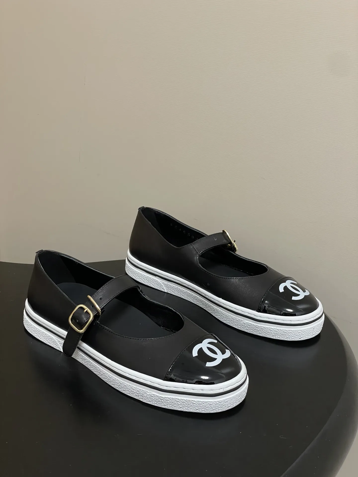 p260- 2026早春新款Chanel 小香26P 休闲玛丽珍奶奶鞋经典大双C logo拼色浅口单鞋 26P爆款果然名不虚传，又美又好穿，这波必须冲！ 第一眼看似普通 上脚效果直接拉满 完全超出预想 超美 超舒服 试穿直接被拿捏，脚感轻软到像踩在云朵上，走路不累、支撑感满分。 日常暴走都毫无压力，颜值与舒适度双在线的王炸款！ 经典配色 ➕双C 大Logo 随意一搭 高级感满满 设计师大胆的将休闲鞋底➕时装小单鞋的鞋面 完美融合在一起 保留了舒适的同时又将甜酷风演绎得淋漓尽致 随便一搭 立马跃升为时尚达人！ 鞋面：定制羊皮 内里垫脚：羊皮 鞋底：开模橡胶大底 码数：35-39（34.40.41.42定做不退换）