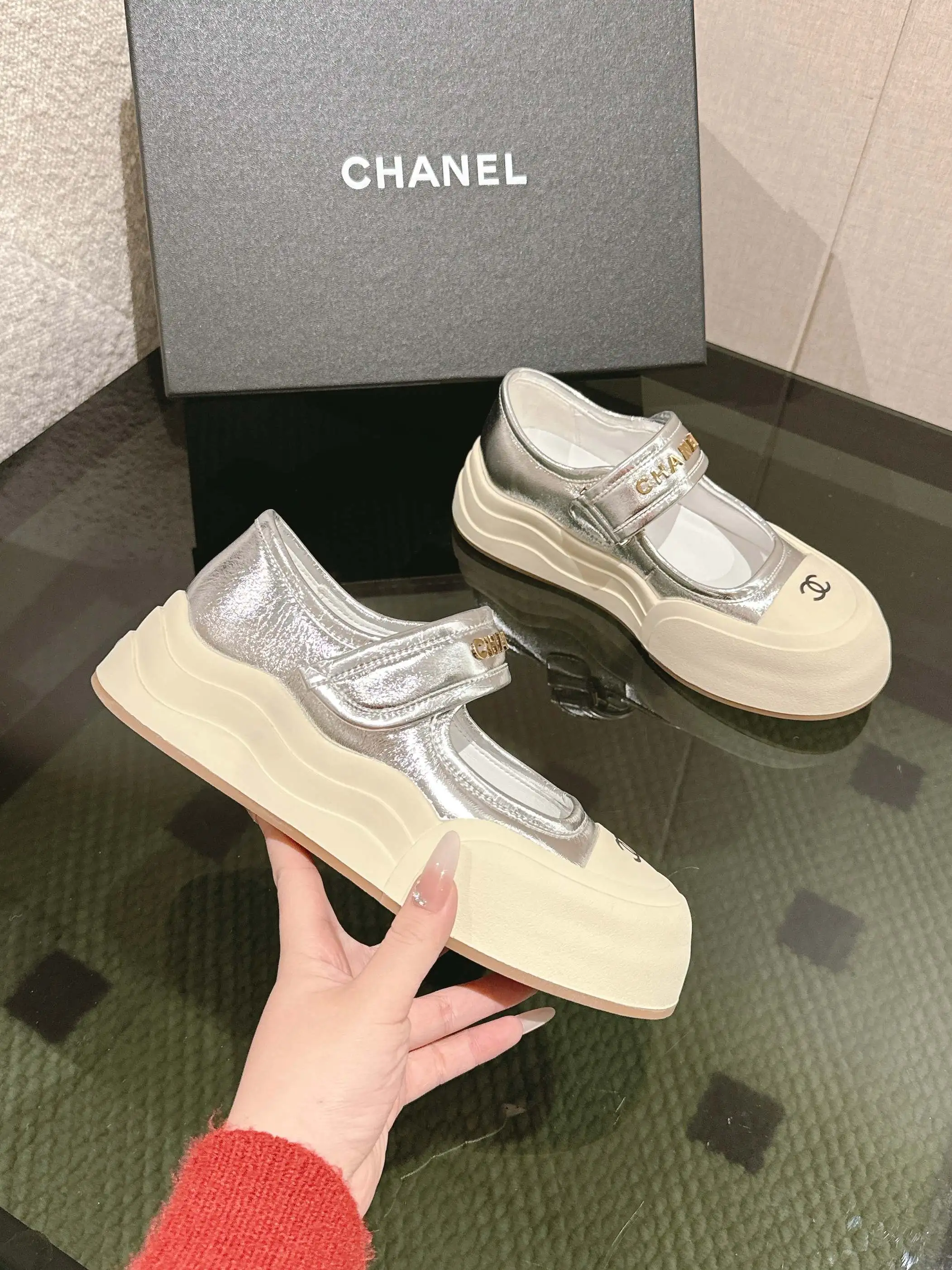 Chanel 25C 春夏玛丽珍新款休闲运动鞋 天花板顶级品质[得意] 这款靴子真的是小个子福星，厚底5cma 更精致一点 ，显腿瘦，关键是上脚很舒服 鞋面：进口牛皮 内里：羊皮里 大底：正品开模tpu大底～跟高5cm Size：35-40（41订做不退换）P280
