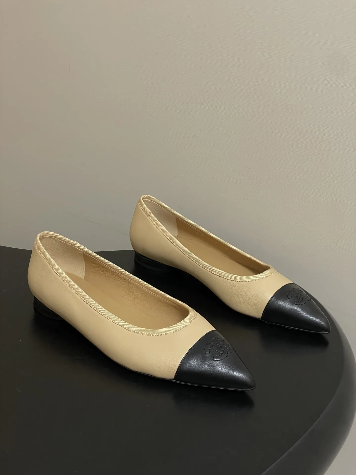 p270- 2026春夏新款Chanel小香26P尖头芭蕾舞鞋经典双拼色电绣双C平底单鞋 这款尖头有吸引到我 很喜欢鞋头的形状。以拼色美学重塑经典格调。细腻小羊皮与质感面料碰撞，撞色纹路勾勒出层次美感，复古与现代在此交融，标志性双C标识低调点缀鞋头，自带品牌辨识度与高级感。尖头设计微宽不挤脚，既拉长腿部线条显纤细，又兼顾行走舒适度，不管是搭配西装裤的职场通勤，还是配连衣裙的法式约会，都能以优雅姿态踏出每一步，成为造型中的点睛奢品！ 鞋面：小羊皮 内里垫脚：羊皮 鞋底：意大利真皮大底 码数：35-39（40.41定做不退换）