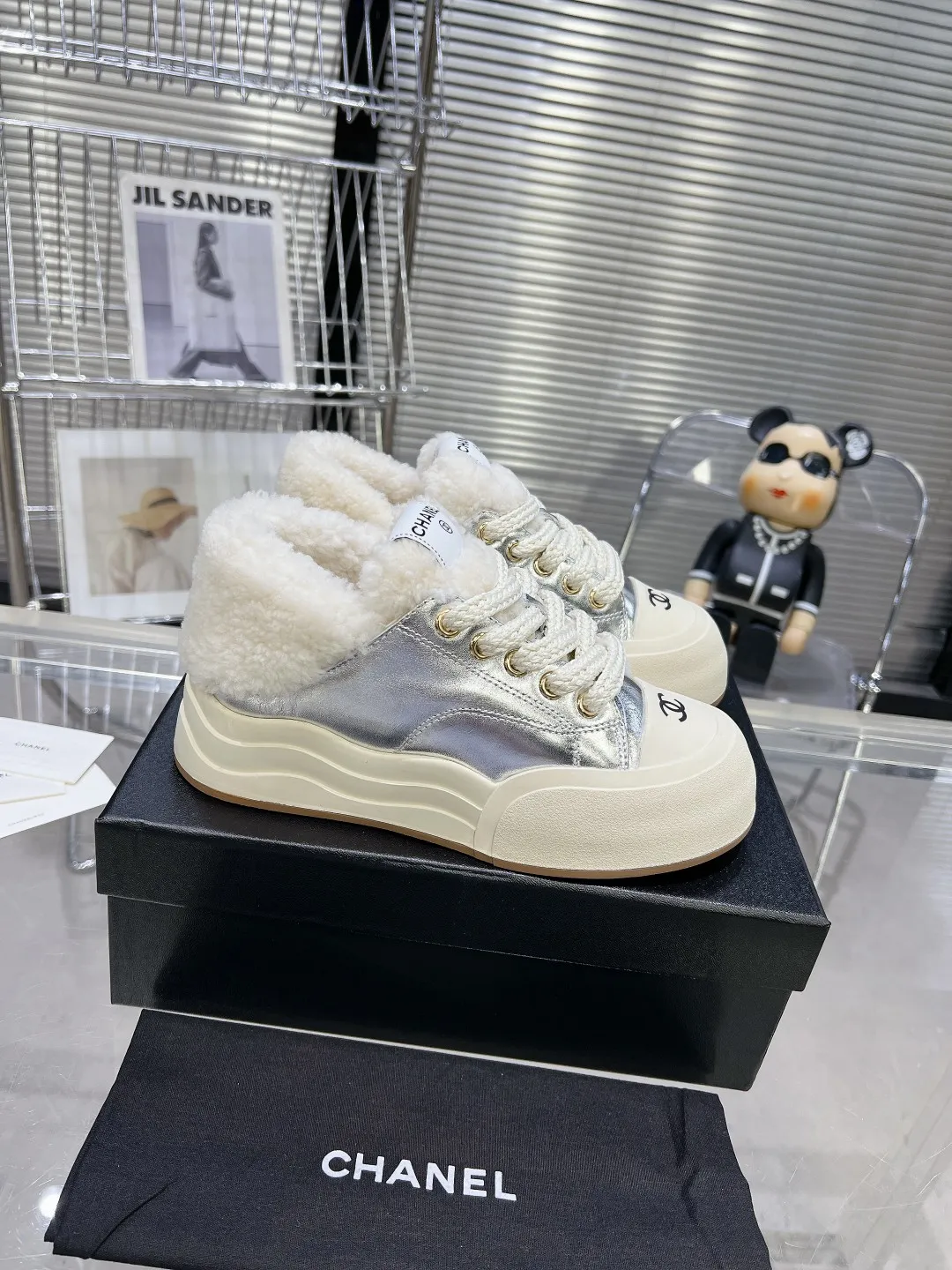 Chanel 25C 秋冬专柜新款马丁靴 天花板顶级品质[得意] 这款靴子真的是小个子福星，厚底5cma 更精致一点 ，显腿瘦，关键是上脚很舒服 鞋面：进口牛皮 内里：羊毛里 大底：正品开模tpu大底～跟高5cm Size：35-40（41订做不退换）P290