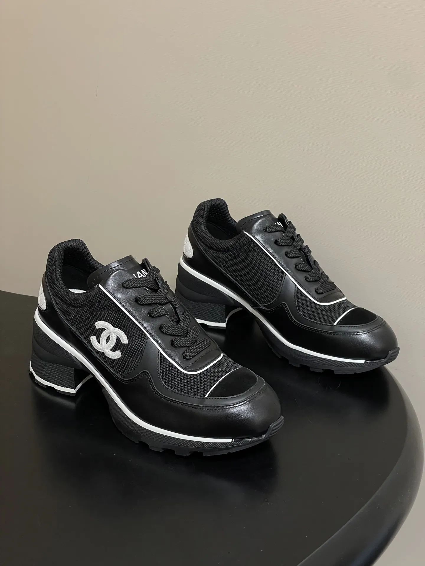 p380-莞产(配高档飞机盒✈️) Chanel 小香 25K高跟运动鞋经典大双C侧标休闲鞋黑白熊猫拼色系带运动鞋 黑白配色超经典,羊皮+织物拼接,侧面双C logo,品牌感满满+,橡胶鞋底耐磨防滑,内里羊皮柔软舒适,秋冬穿超暖和。圆头设计不挤脚,通勤休闲都OK! 挖到宝了!香奈儿黑白高帮鞋太绝了👍黑白交织的法式优雅。脚下的格调,是香奈儿给的。黑白高帮板鞋把法式优雅和街头潮流揉在一起,每一处细节都藏着匠心。日常出街踩上它,随便搭都有范儿~ 鞋面:定制小牛皮/牛反绒拼接网布 内里:小羊皮 鞋垫:透气环保布 鞋底:原版开模双色TPU组合大底 跟高:6cm 码数:35-39(40定做不退换)