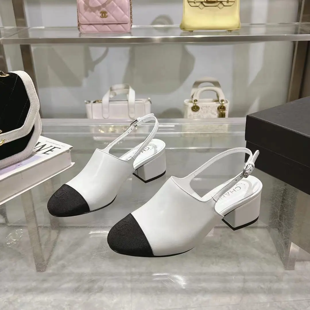 𝐂𝐇𝐀𝐍𝐄𝐋★小香 春夏新品 专柜新款凉鞋电绣永不褪去的经典元素 💋展现与众不同的穿搭风格美到无话可说 夏季必入款…… 鞋面:进口羊皮 内里:混种羊皮 跟高:5cm 大底:意大利真皮大底 鞋码: 35-39(40、41 42定制不退换) 出厂价:250