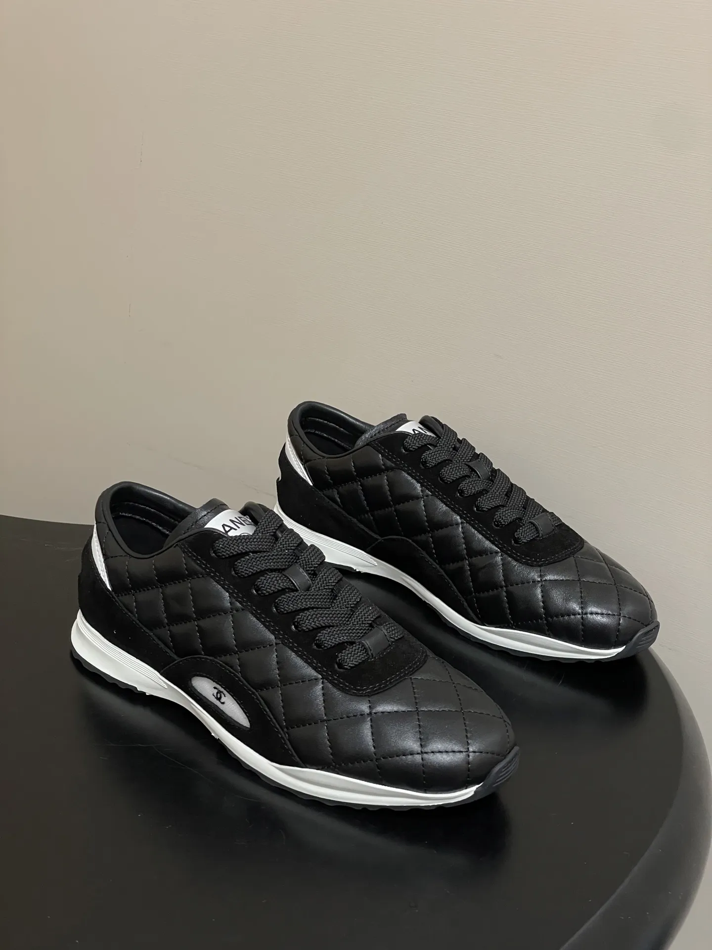 p370-莞产（配高档飞机盒✈️） Chanel 小香 26C早春新款经典菱格系带运动鞋双C微标德训鞋休闲小白鞋 26c菱格运动鞋混搭神器Chanel Sneaker菱格纹绗缝设计，这是香奈儿最经典的标志之一 鞋面堪称点睛之笔，羊皮菱格纹肌理极具质感，羊皮材质打造的菱格颗粒饱满立体，每一个菱格的纹路都充盈且富有弹性，手触上去能清晰感受到皮革的软糯与菱格的挺括，经典的绗缝工艺让菱格的轮廓线条利落又圆润，再搭配鞋侧低调的双C标识，既保留了香奈儿标志性的优雅！ 鞋面：定制小羊皮/牛反绒 内里：小羊皮 鞋垫：透气环保网布 鞋底：原版开模双色TPU组合大底 码数：35-39（40定做不退换）