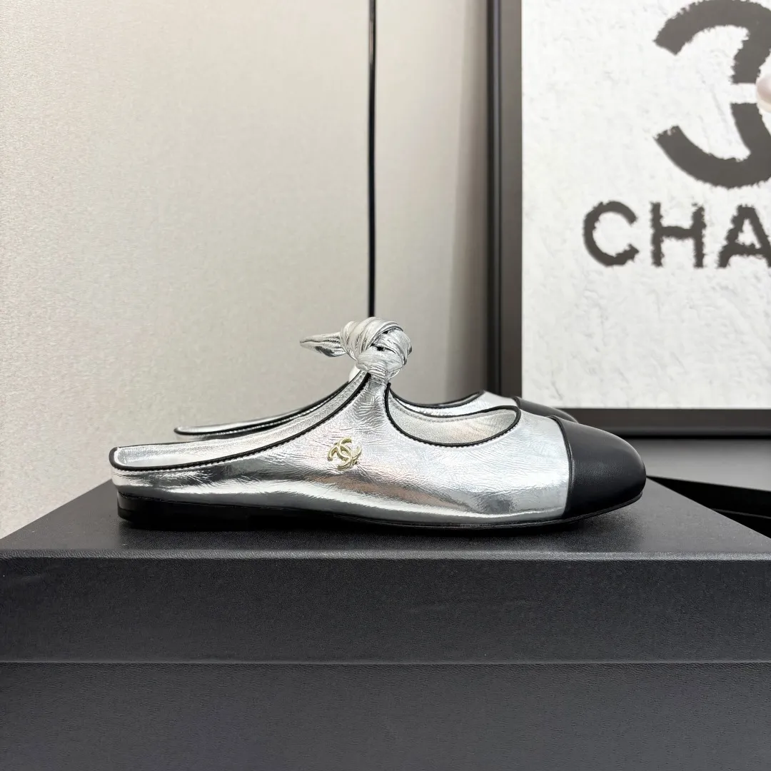 Chanel 25C早春玛丽珍单鞋系列 这一季的鞋子都很棒耶! 纯黑色玛丽珍上脚很舒服鞋面皮质也很软,不用担心会磨脚。兔耳朵也好可爱,黑白拼色和黑色布面都很好看。 鞋面牛皮 内里羊皮 真皮大底 Size:35-39 40/41订做 P240