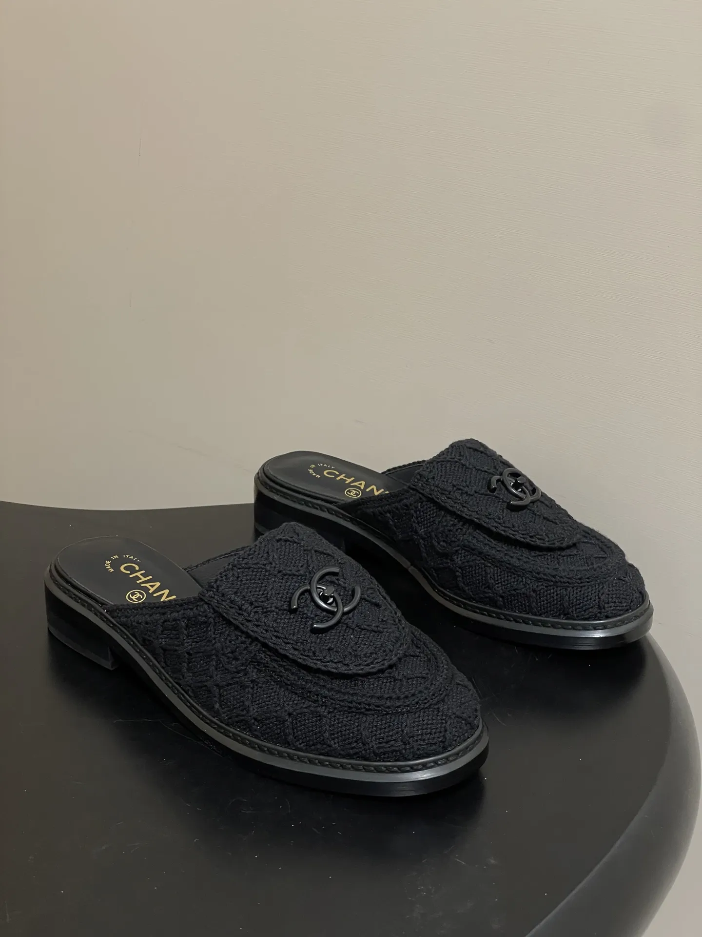 p270- 26Fw春夏新款Chanel香奈儿度假风小香针织刺绣经典双C logo包头半拖凉拖鞋经典书包扣翻盖菱格穆勒鞋 鞋面装饰双C扣标志，是小香的经典设计符号，兼具精致感与品牌辨识度。编织穆勒鞋，经典无后跟设计，编织鞋面+双C Logo，品牌感满满！简约大气，百搭不挑人。春夏季节搭裙装或休闲裤都很出彩，轻松切换多种风格，时髦又实用～ 鞋面：混种羊皮/针织棉线 内里垫脚：羊皮 鞋底：意大利真皮大底 码数：35-39（40.41定做不退换）